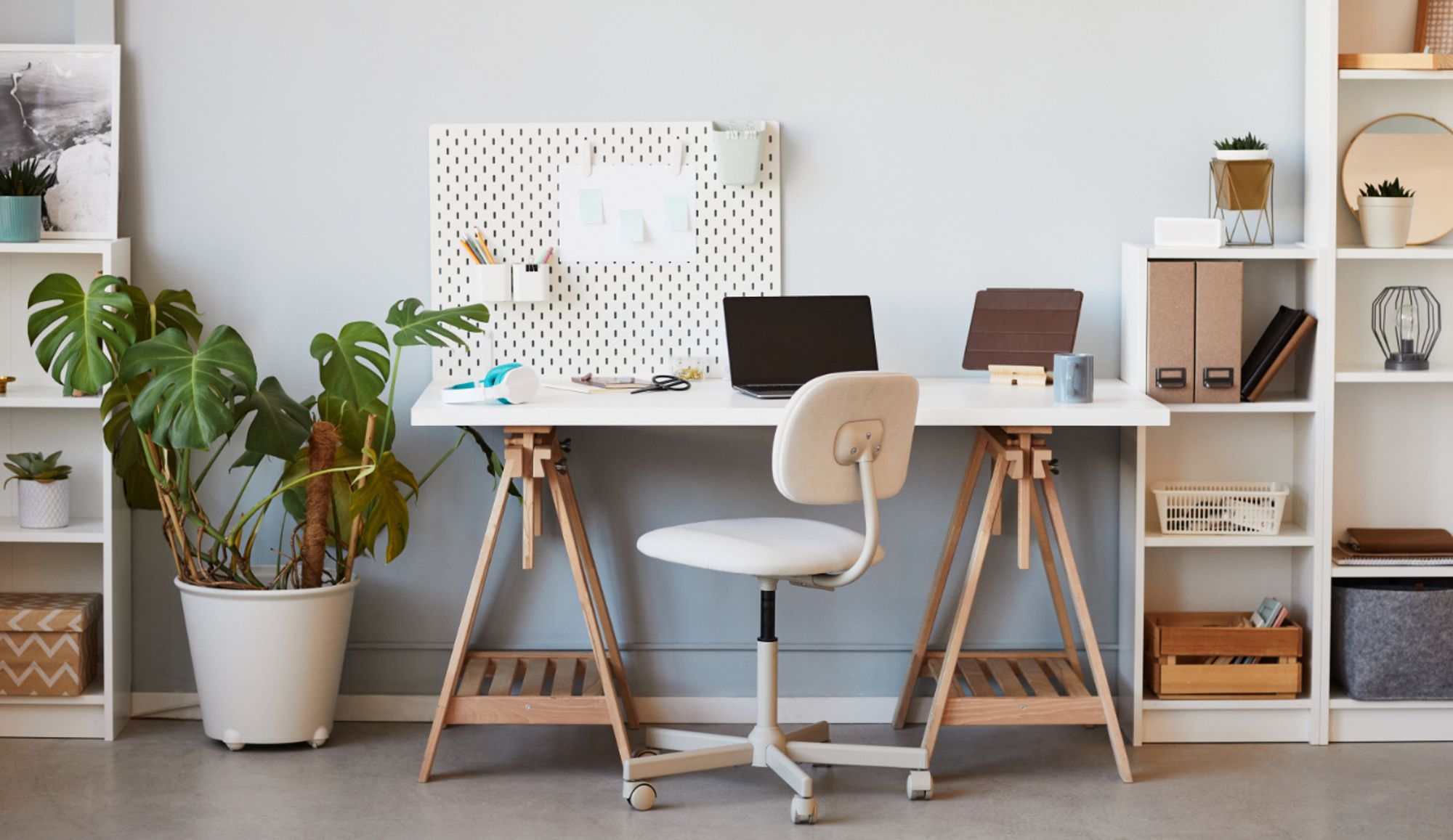 Das Bild Zeigt einen Arbeitsplatz mit Schreibtisch, Stuhl, Computer und Regal.