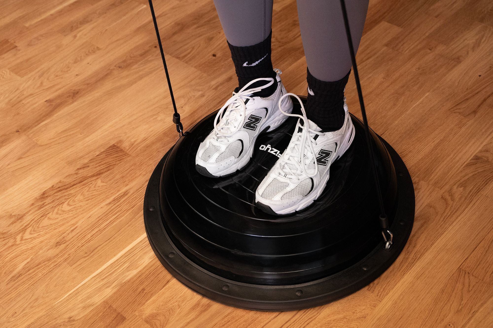 Person trainiert auf dem FIZYO Balance-Halbball BOSU