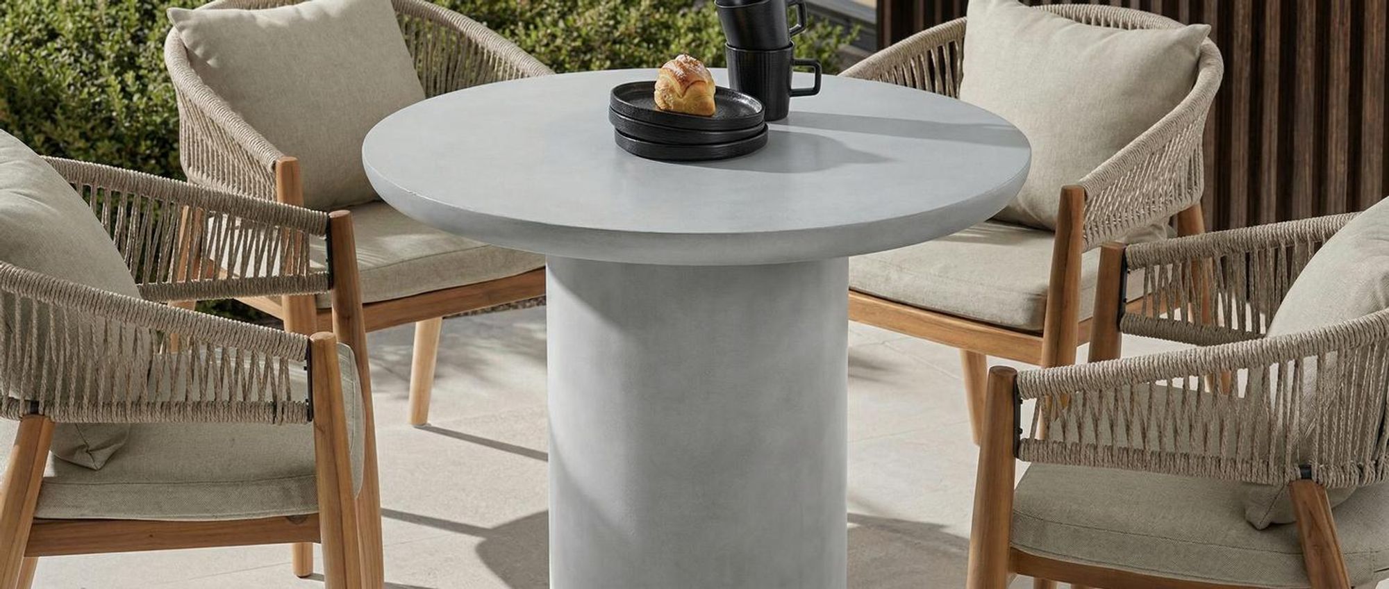 tectake® Runder Gartentisch Talmi minimalistisches Design inkl. Bodenschoner, 86,5 x 75,5 cm