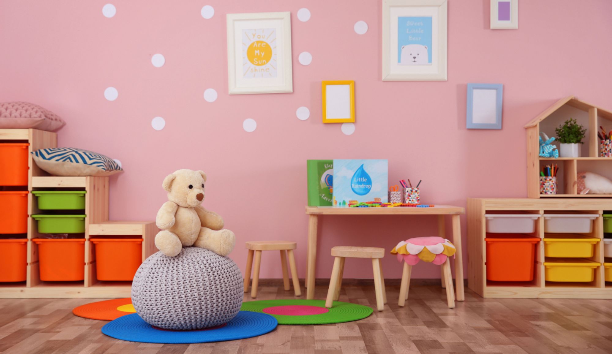 SVITA Tierhocker mit Stauraum Kinderhocker Ordnungshelfer Sitzhocker Polster mit Holzbeinen Kinderzimmer Deko Sitzbox Tier-Motiv Mops Hellbraun