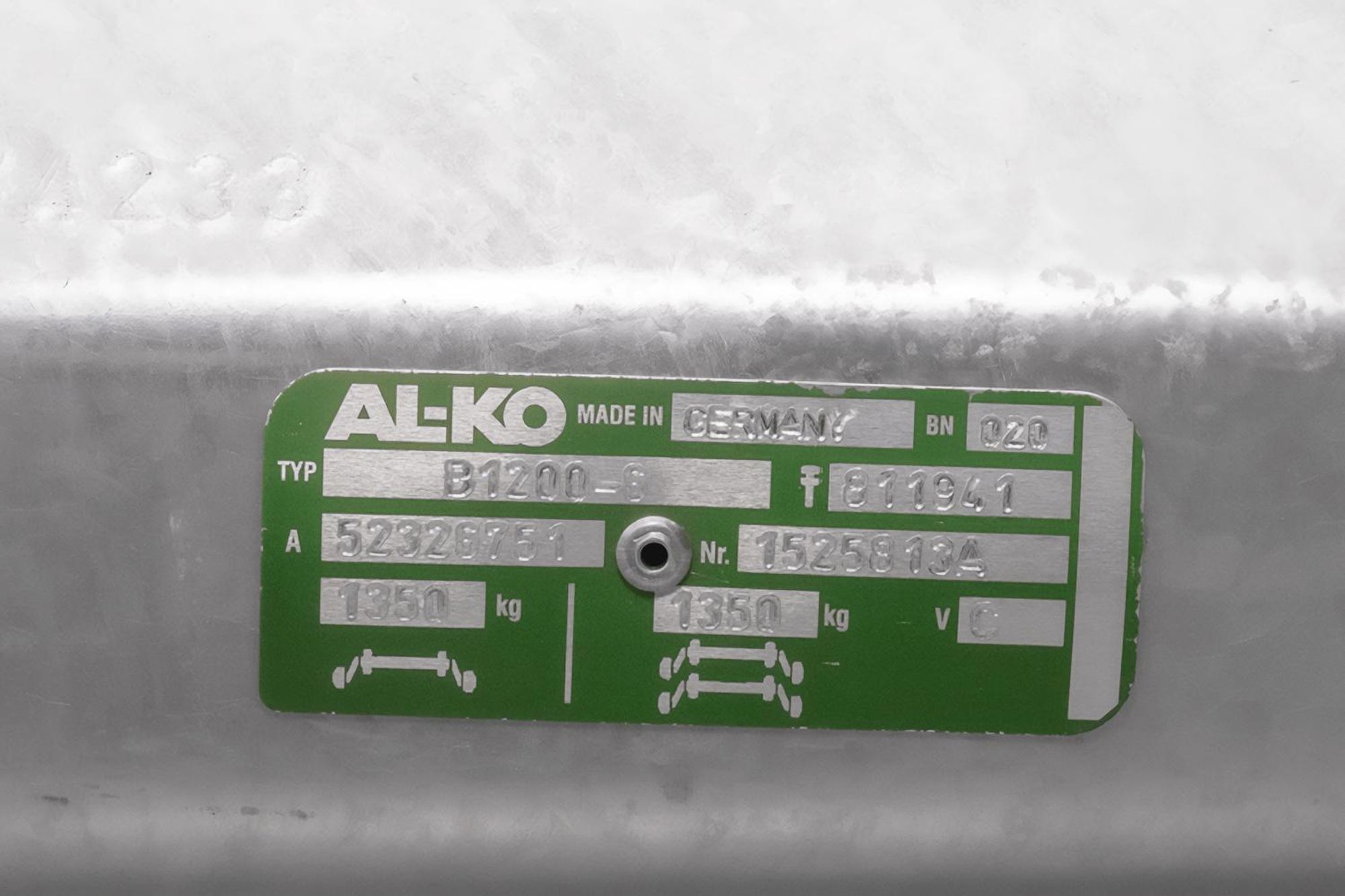 AL-KO Gebremste Achse 1350 kg 1400 mm für schwere Anhänger und Autotransporter