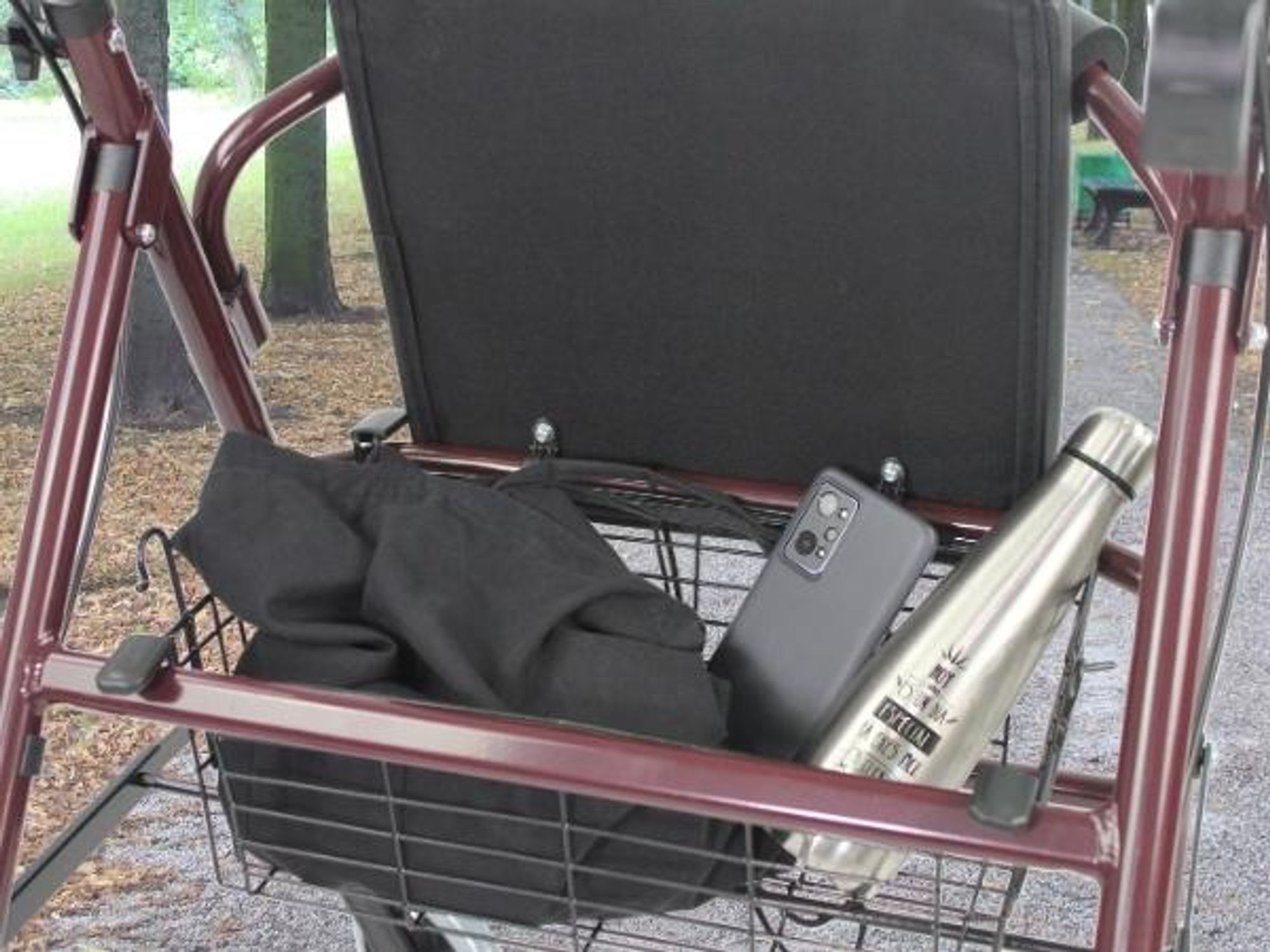 Rollator Faltbar Handbremsen 4 Räder Sitz und Rückenlehne Bordeaux TURIA Clinicalfy Faltbarer Gehwagen