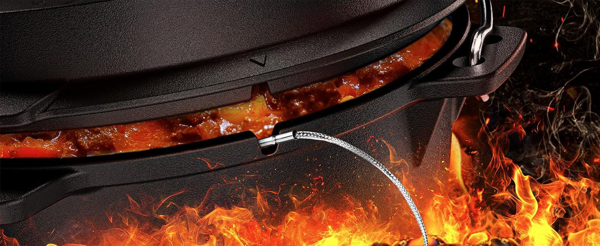 Eintopf im Gusseisen Dutch Oven – Hitze & Feuer für echtes Outdoor-Kochen.
