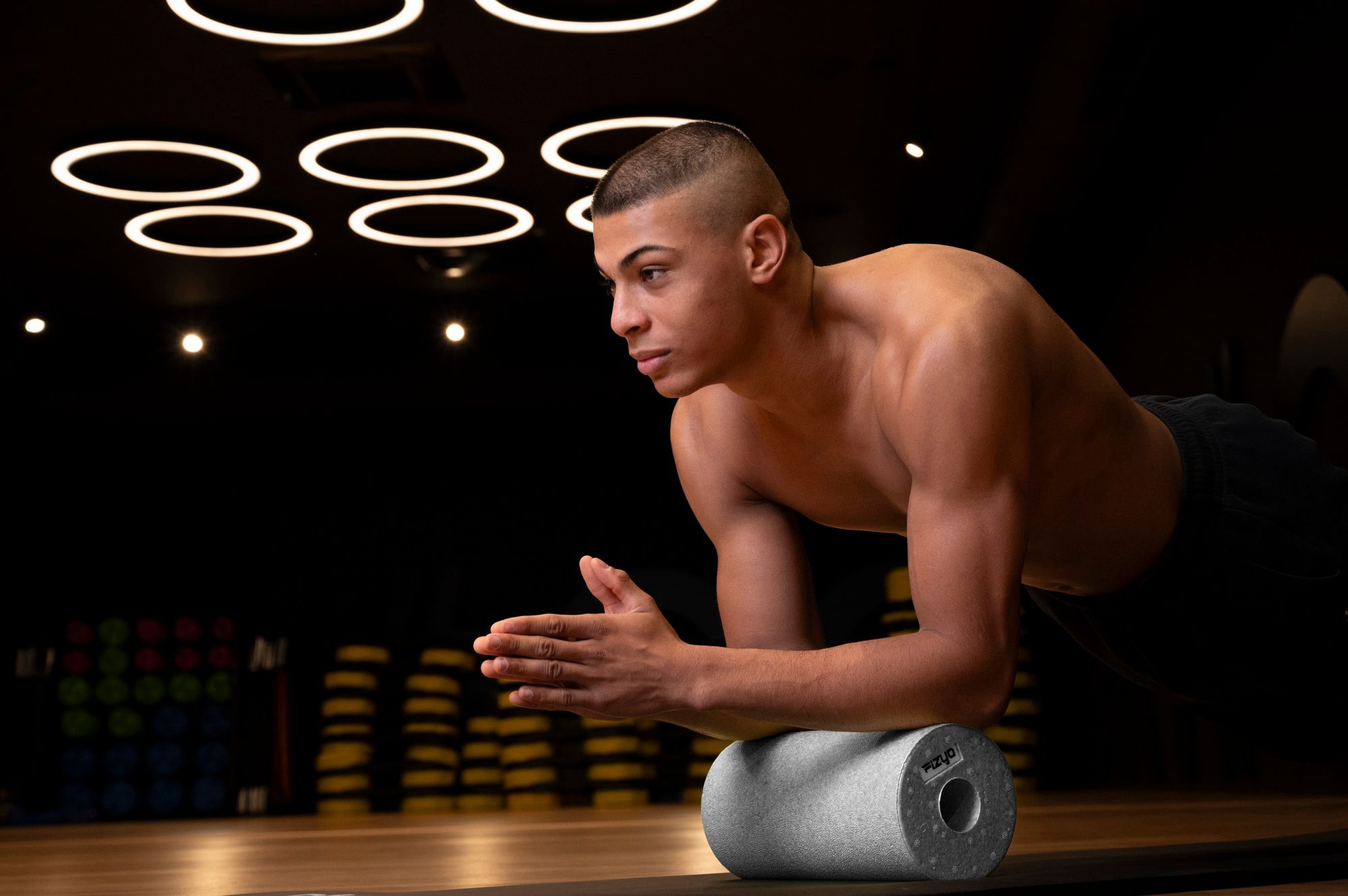 Training mit der FIZYO Massagerolle – Person führt Entspannungs- und Kräftigungsübungen durch.