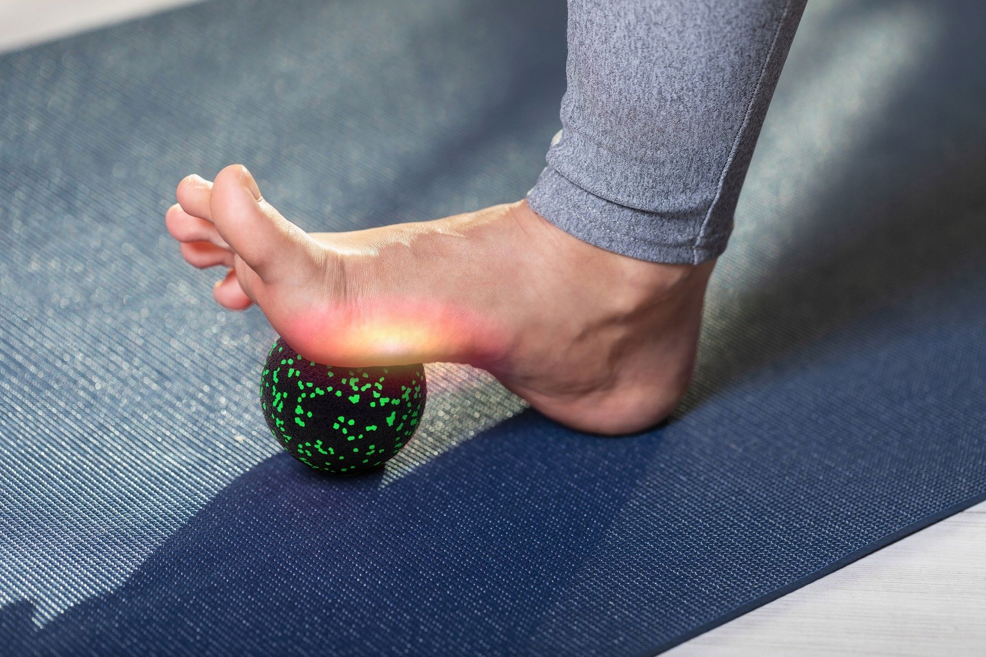 Person beim Training mit dem FIZYO 8 cm Massageball