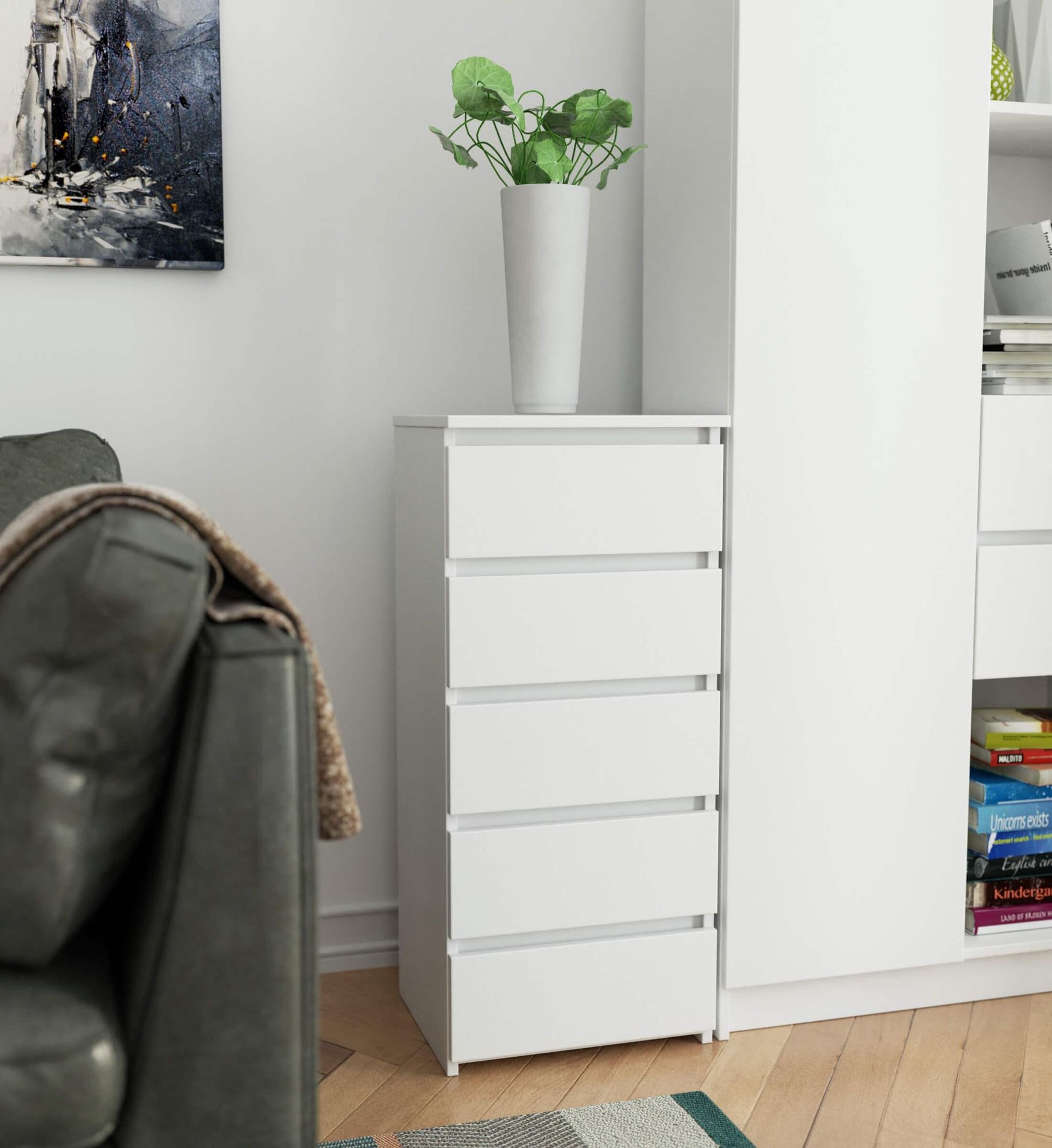 Das Bild zeigt eine Kommode in einem Wohnzimmer.