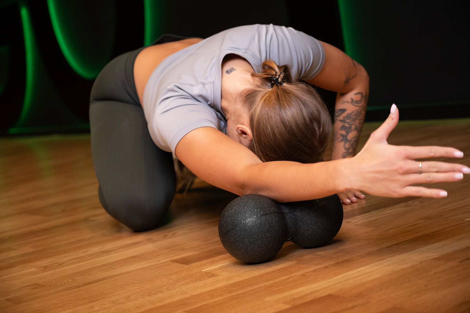 Person beim Training mit dem Massageball Duoball FIZYO 24x12 cm