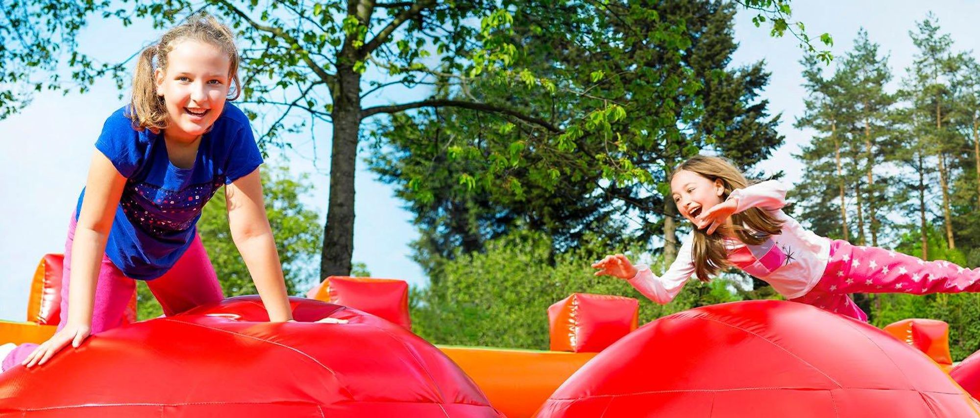 Dmuchany zamek Outsunny z dmuchawą dla dzieci Nadmuchiwany park wodny ze zjeżdżalnią wodną Brodzik Trampolina Kosz do koszykówki Dmuchane zamki do wewnątrz i na zewnątrz Zamek sprężynowy Odpowiedni dla 3 dzieci w wieku od 3 do 8 lat