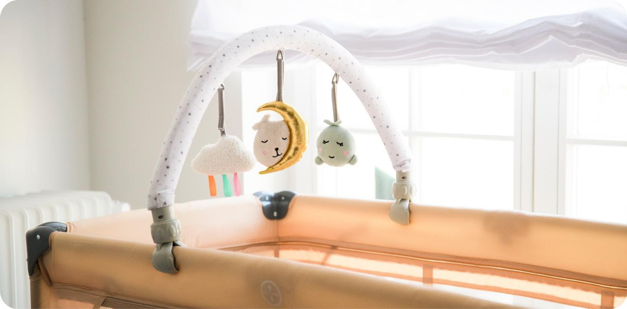 MoMi ZIZI – Baby Spielbogen mit Sensorik-Spielzeug (Spiegel, Rassel, Glöckchen), universell für Kinderwagen, Bett & Wippe – Bunt