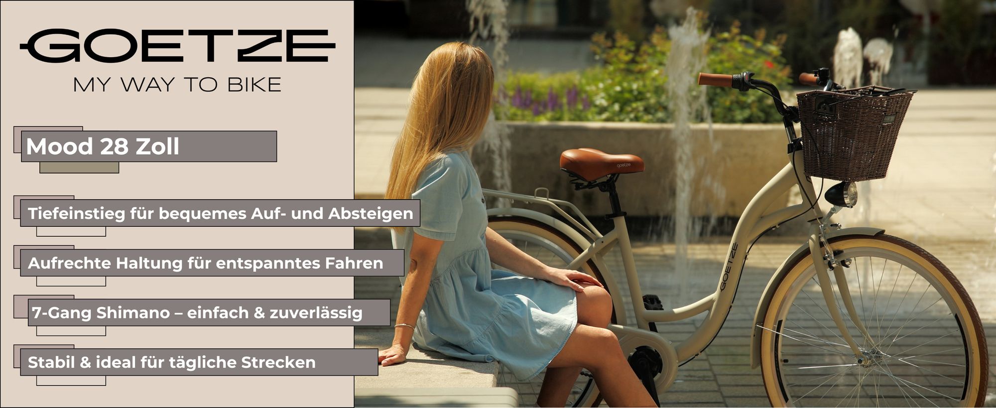 Eine junge Frau sitzt neben ihrem Fahrrad im Stadtzentrum, umgeben von Grün und einem Springbrunnen.