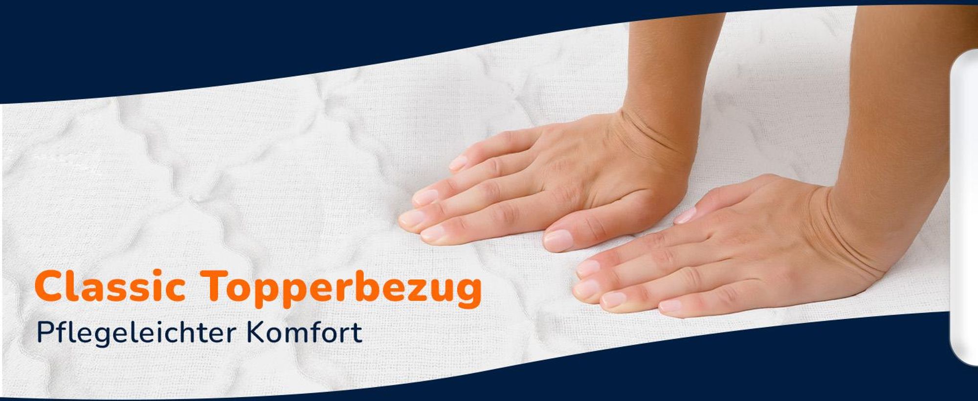 Zwei Haende streichen ueber den gesteppten Bezug des Toppers