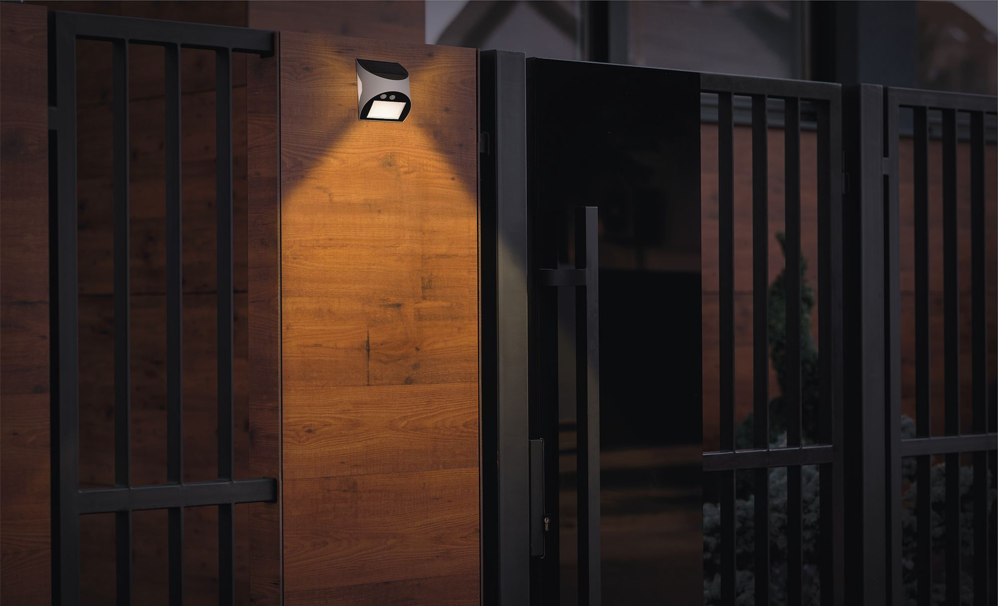 Solární lampa EMOS LED LUMI s detektorem pohybu, pro dům/zahradu s okolním světlem, dosah senzoru 5m/120°, 240lm, neutrální bílá, bílá, ZG172S