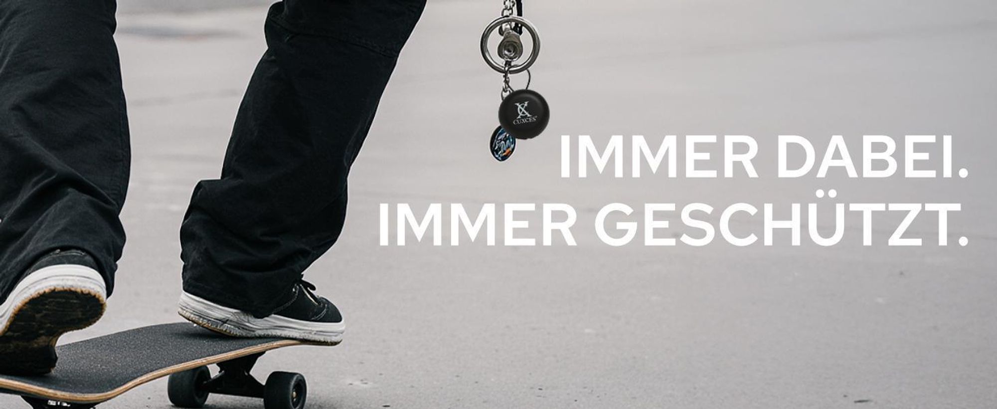 Skateboarder der das Aufbewahrungscase am Schlüsselbund befestigt hat