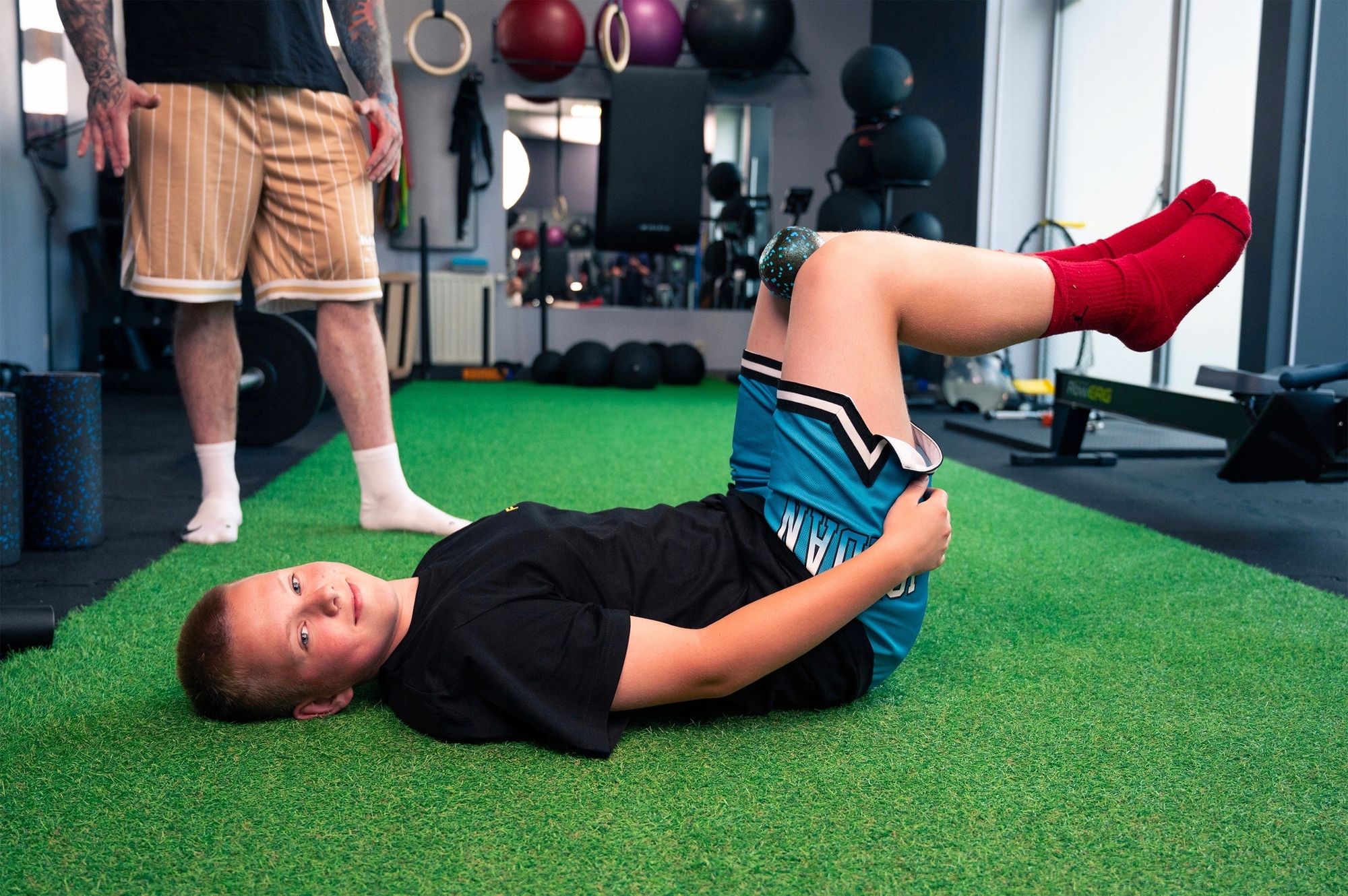 Person trainiert mit dem Massageball DuoBall FIZYO 16x8 cm