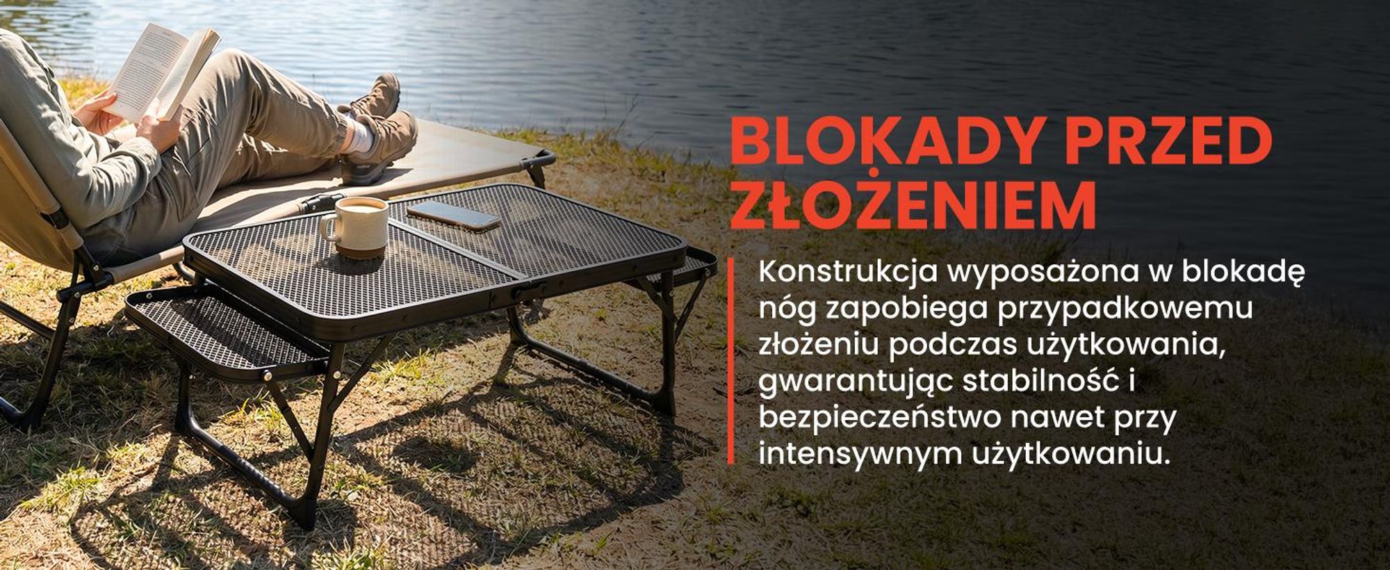 Mały składany stolik campingowy w walizce z bocznymi półkami czarny