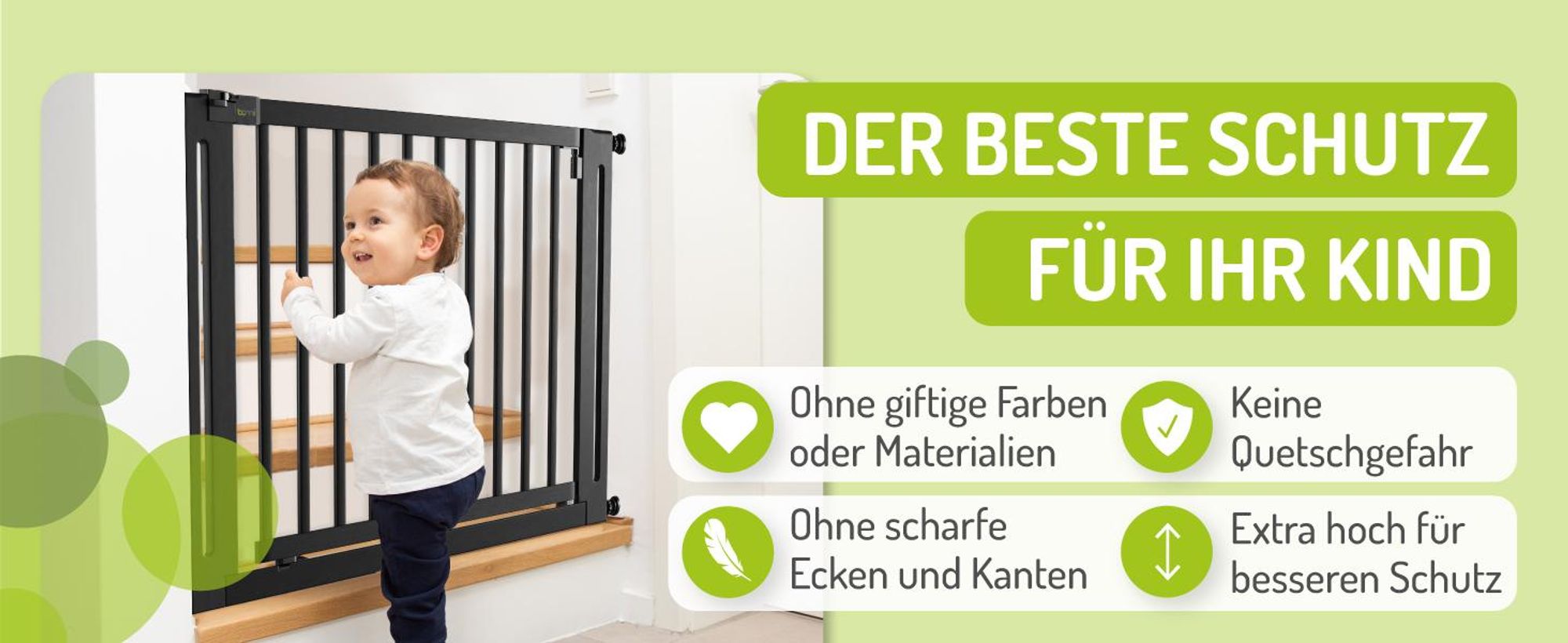 Kleinkind am Buche-Türschutzgitter Miko – schadstoff- und kantenfrei, ohne Quetschgefahr