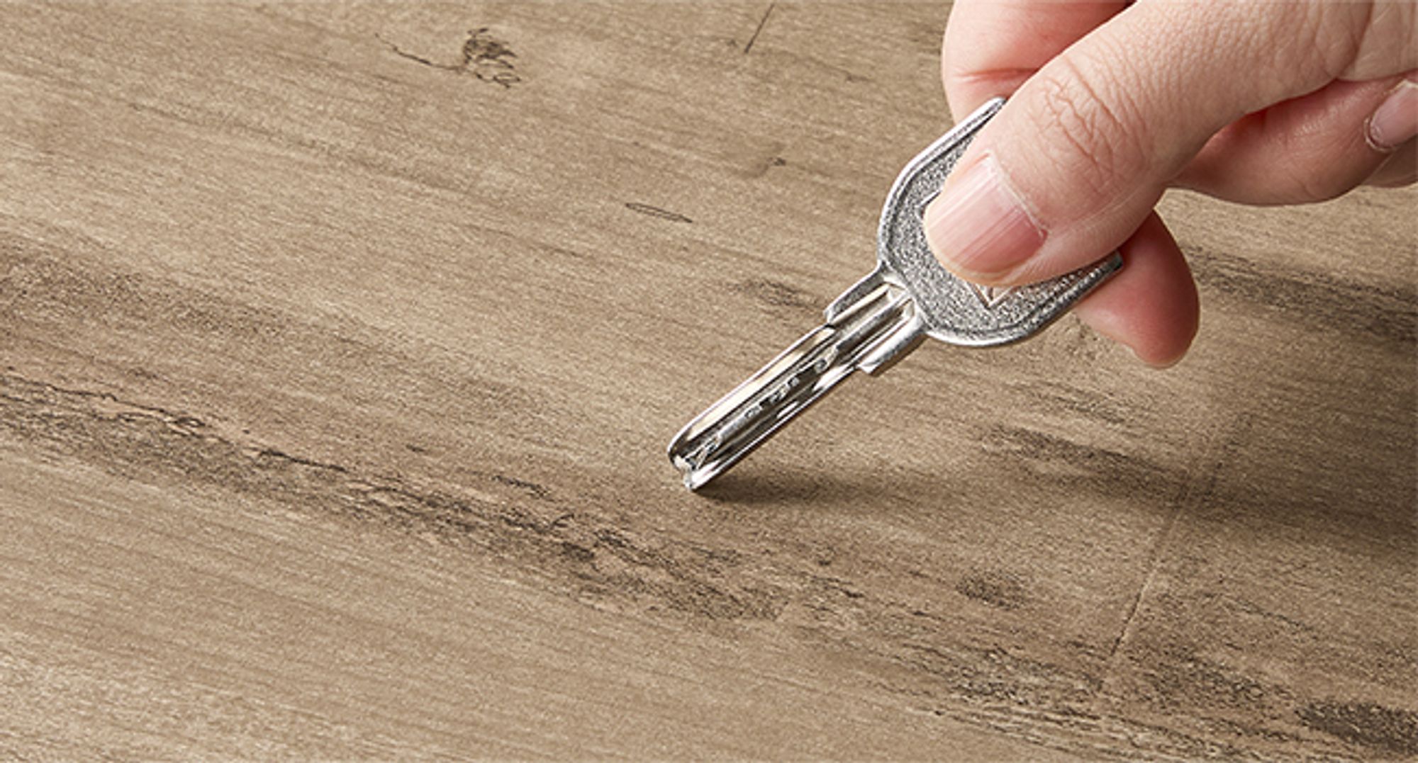 Aus hochwertiger Holzspanplatte gefertigt, ist dieser Tisch kratzresistent, was für eine lange Lebensdauer sorgt