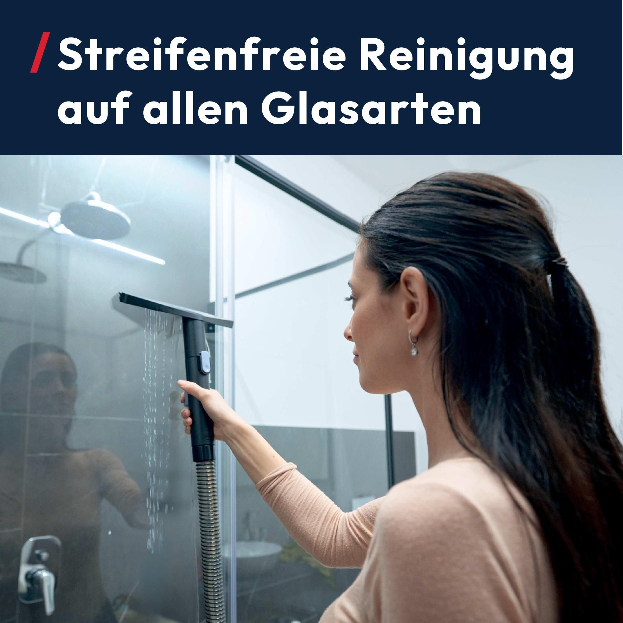 Staubsauger in Anwendung an Duschwand