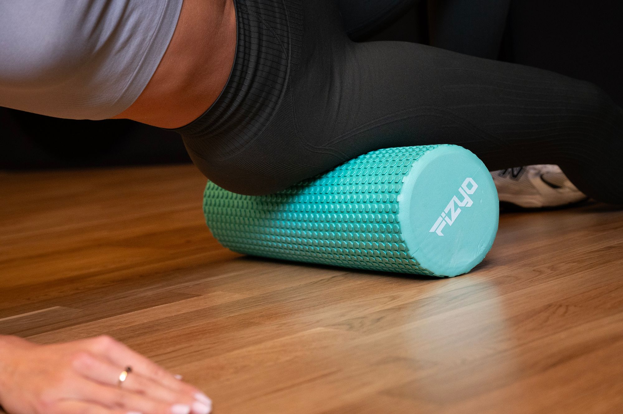 Trénink Fitness s masážním válcem s výstupky 45x15 cm FIZYO — osoba provádí cvičení