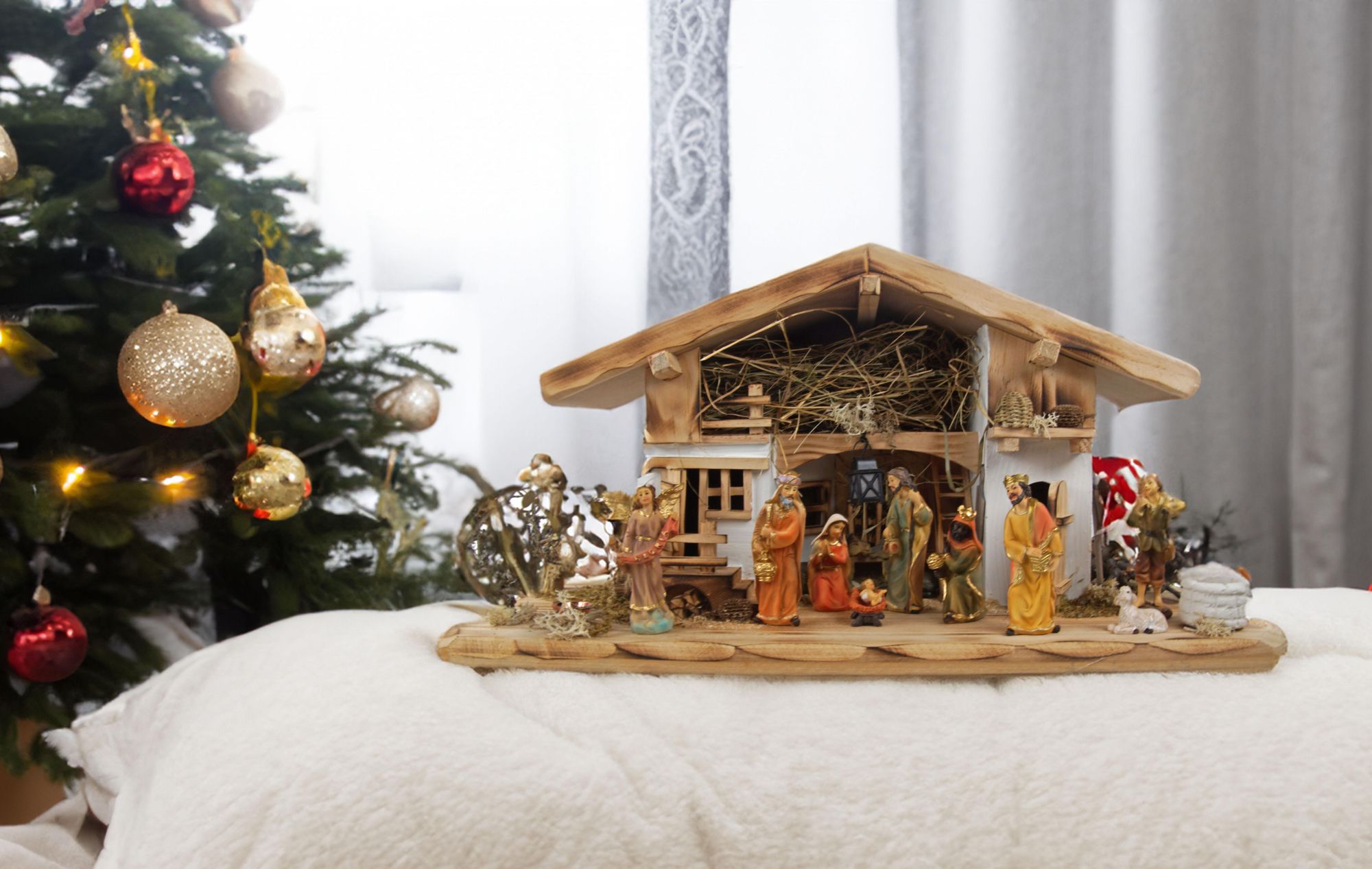 Wundervolle Weihnachtskrippe Neunhof inkl. 12-tlg. Figurensatz K 650-9, Maße: ca. 50 x 20 x 24 cm