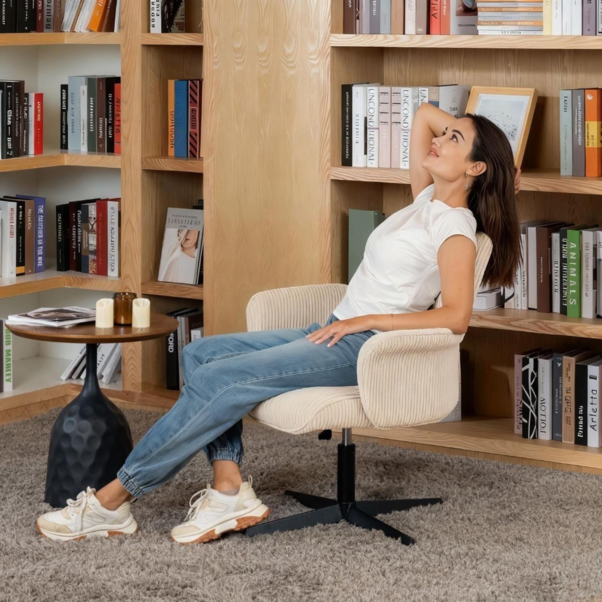 Meubles Cosy Ergonomischer verstellbarer Drehstuhl mit Armlehnen aus beigem Cord – THOMASINA