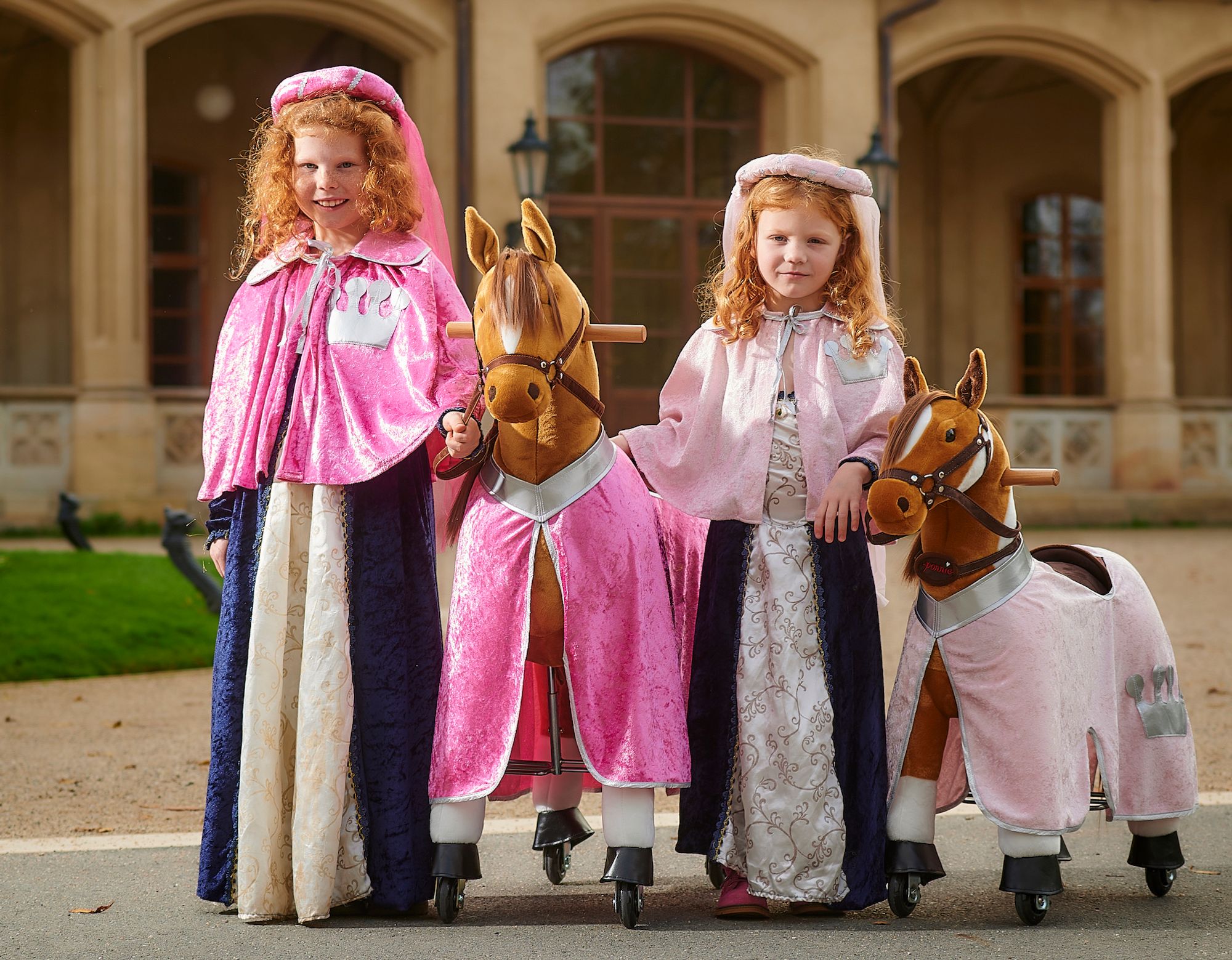 Perfekt abgestimmt – für kleine Prinzessinnen und ihre Ponnie-Freunde Passende Outfits für Reitpferd und Reiterin: Zauberhafte Mäntelchen, Schleier und Accessoires in märchenhaften Farben – für unvergessliche gemeinsame Abenteuer.