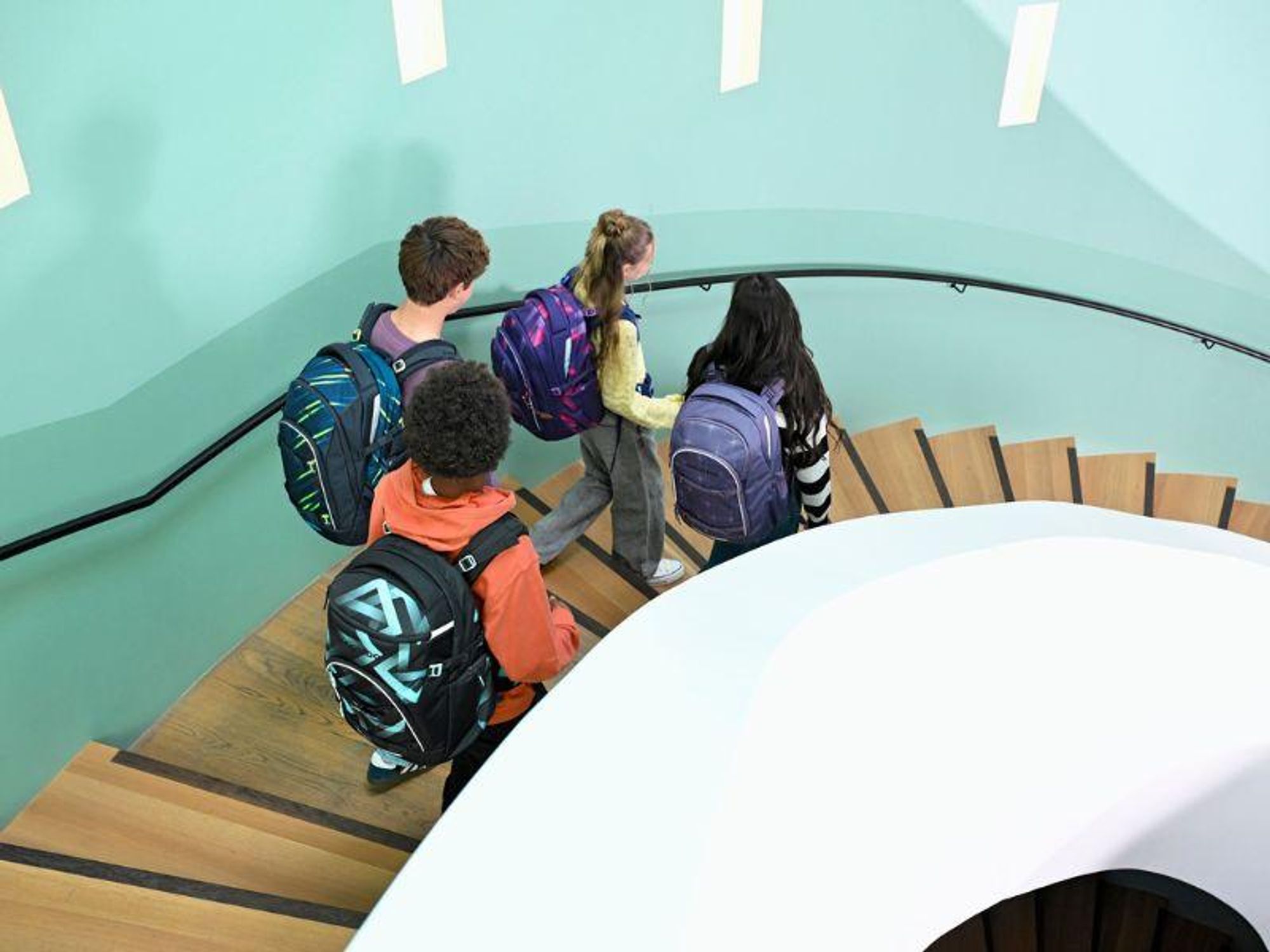 Das Bild zeigt Schüler und Schülerinnen mit ihrer Schulausstattung von coocazoo.