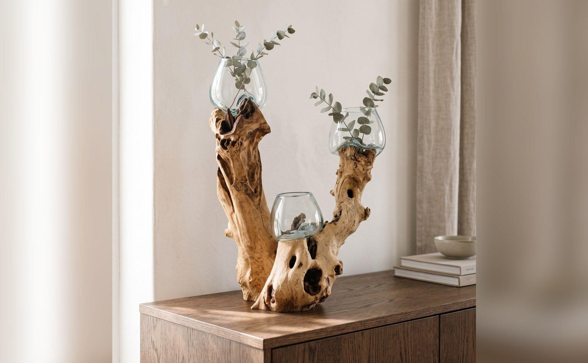 Wurzelholz-Skulptur mit drei Glasgefäßen und Eukalyptus auf dem Sideboard