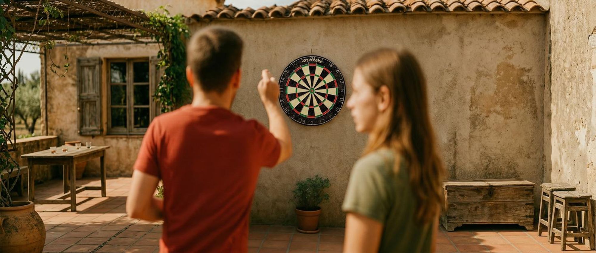 tectake® Dartscheibe Bully aus robustem Sisal mit ultradünnem Draht Zubehör aus Anspitzer, 16 Flight-Schützern und Startlinie