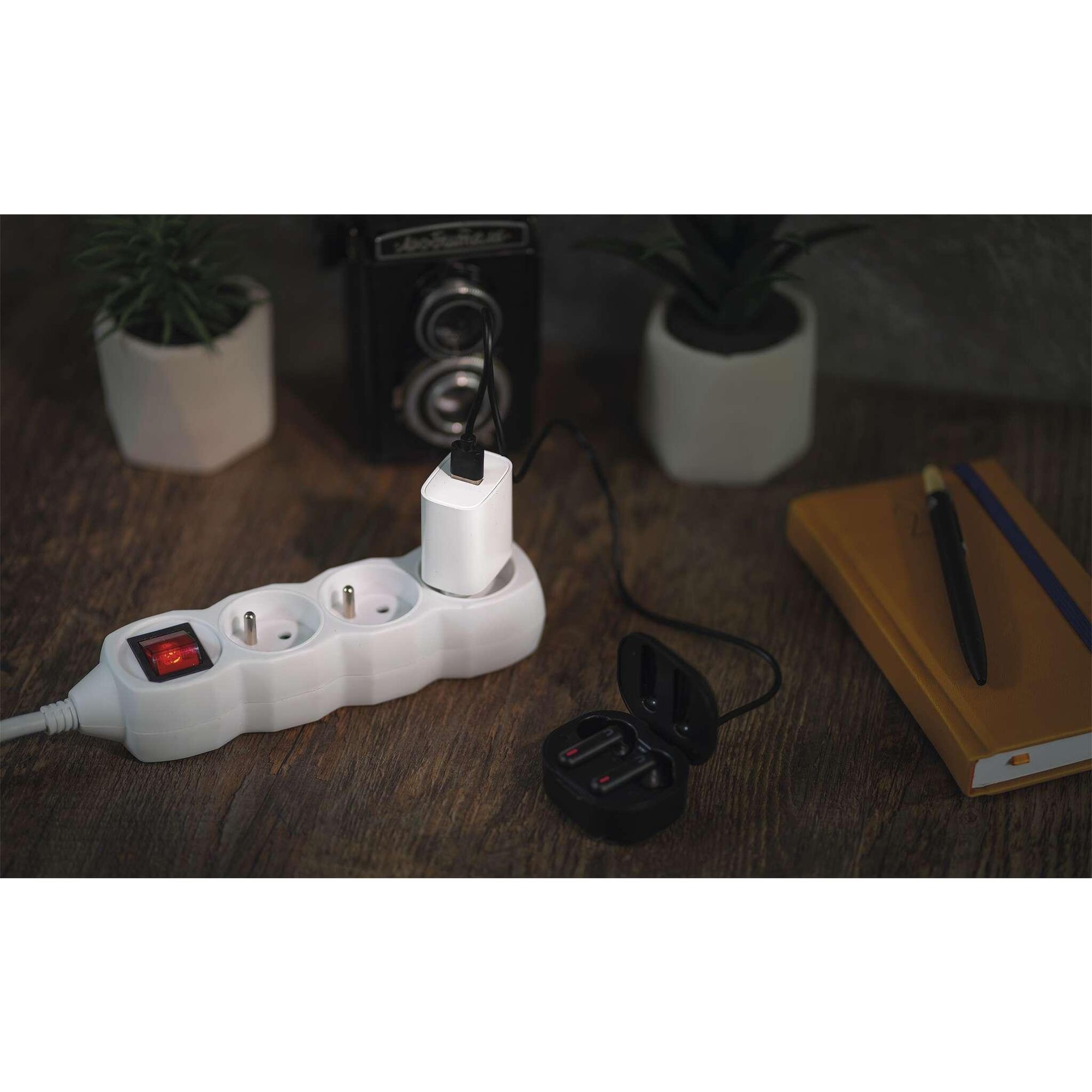 EMOS - USB-A oplader 10 Watt - Voeding zonder kabel - Euro Adapter USB/A- Type - 10W laadstekker voor het opladen van smartphone, iPhone, oplaadbare apparaten - 5V / 2A - Wit