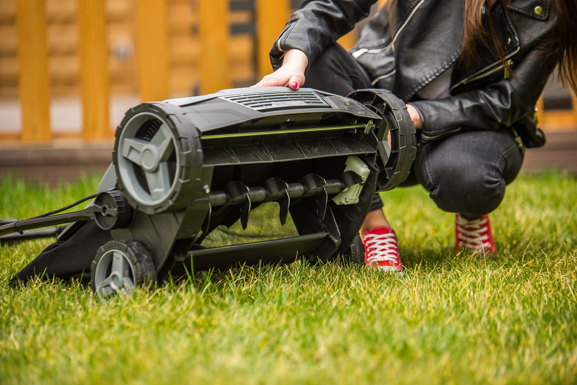 Aerator Wertykulator Elektryczny Do Trawników Kultywator usuwający mech Lehmann AER-ON PRO Szerokość 38 cm Kosz 50 L moc 1800 W pojemnik 150 litrów
