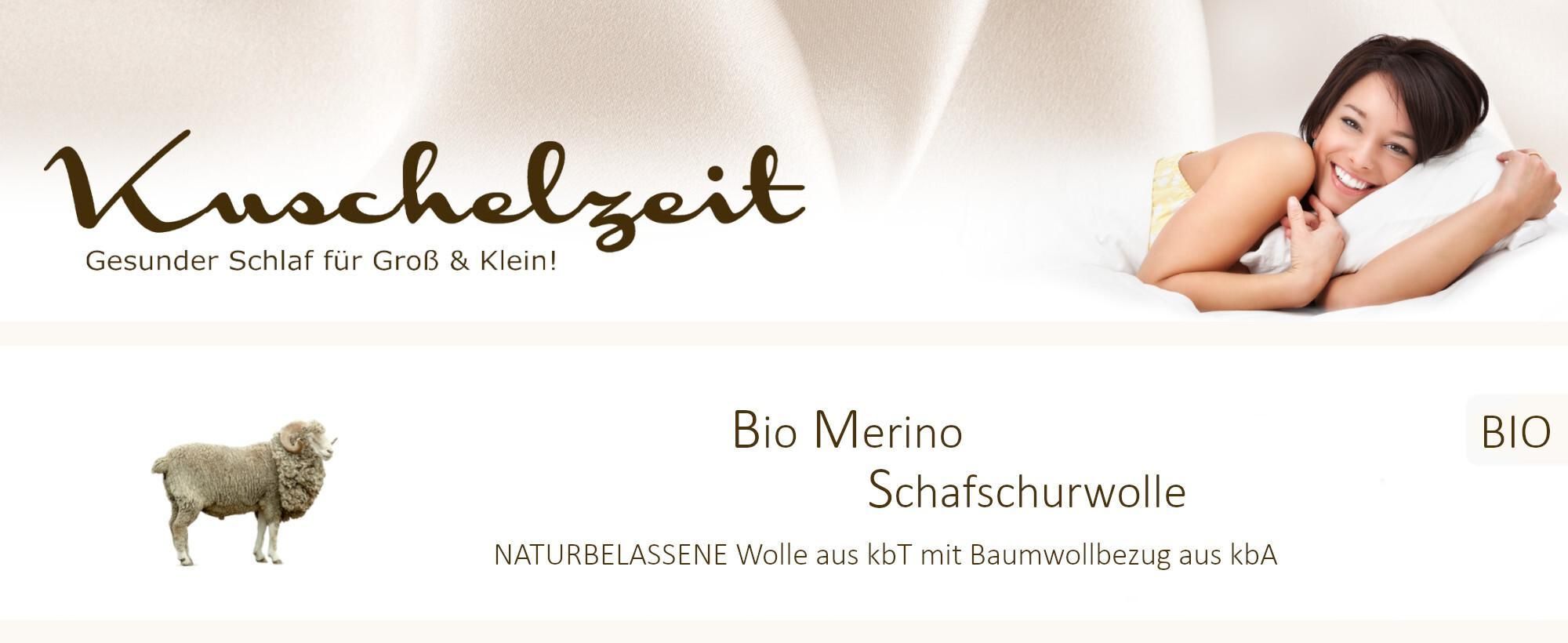 Kuschelzeit Logo. Eine Frau, die sich in ihr Kissen kuschelt. Bio Merino Schafschurwolle.