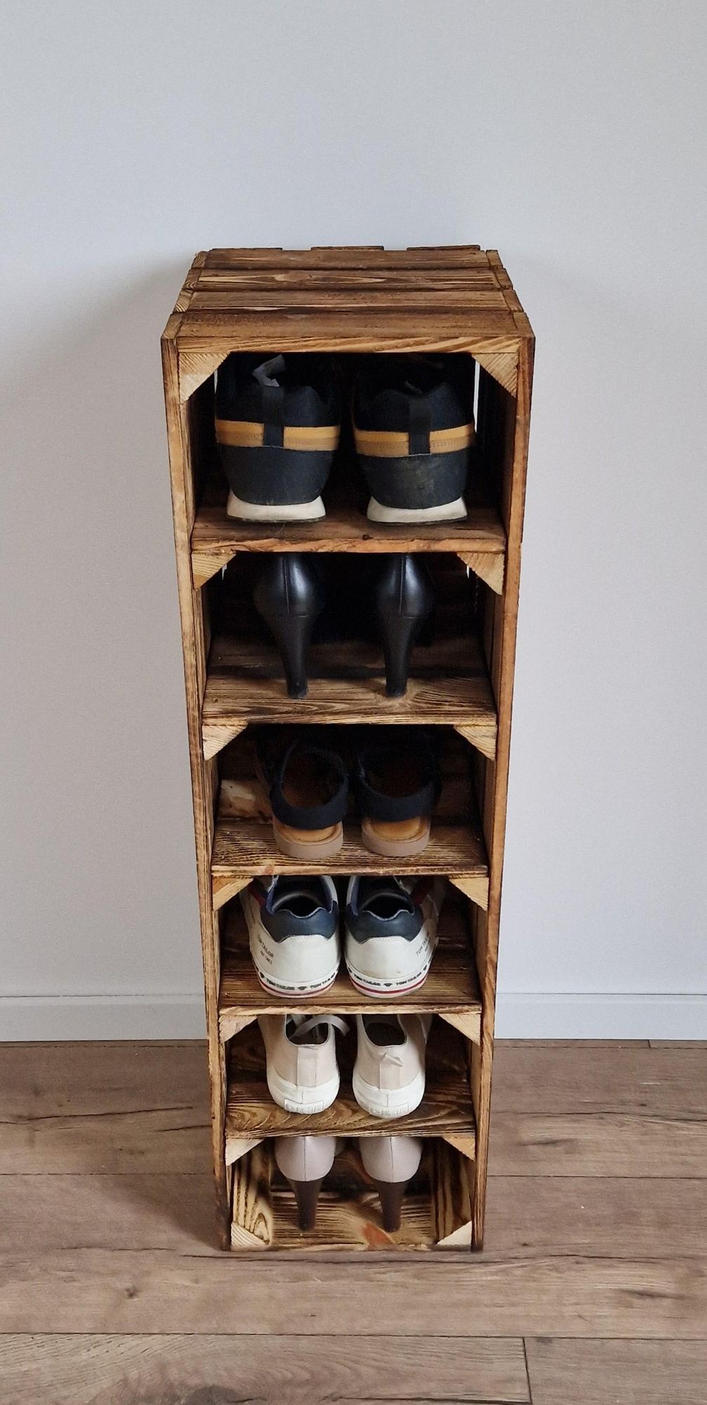Schuhregal mit 6 Fächern – der Abstand zwischen den Regalböden beträgt 14,5 cm.