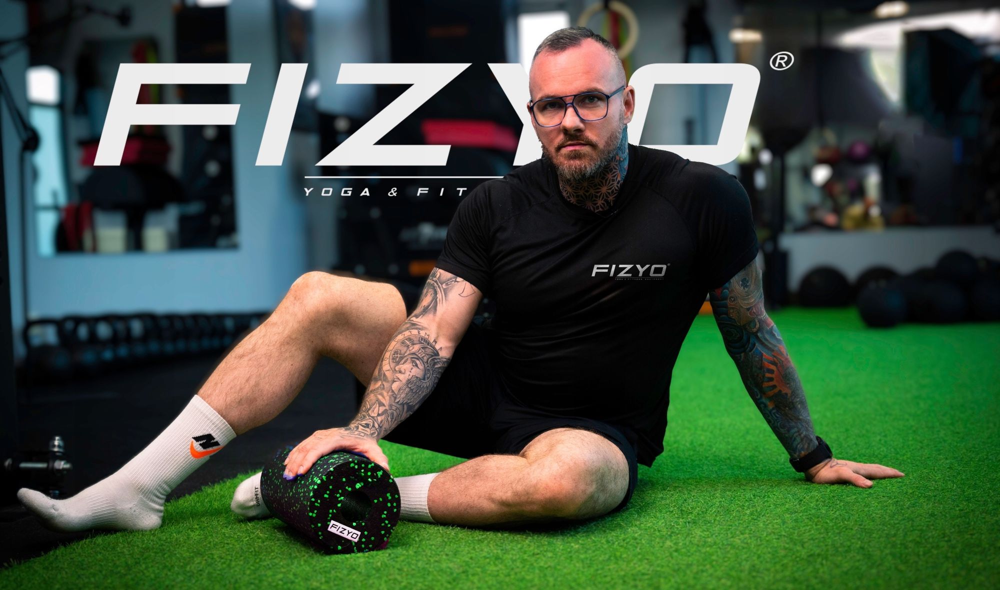 Training mit der FIZYO Massagerolle – Person führt Entspannungs- und Kräftigungsübungen durch.