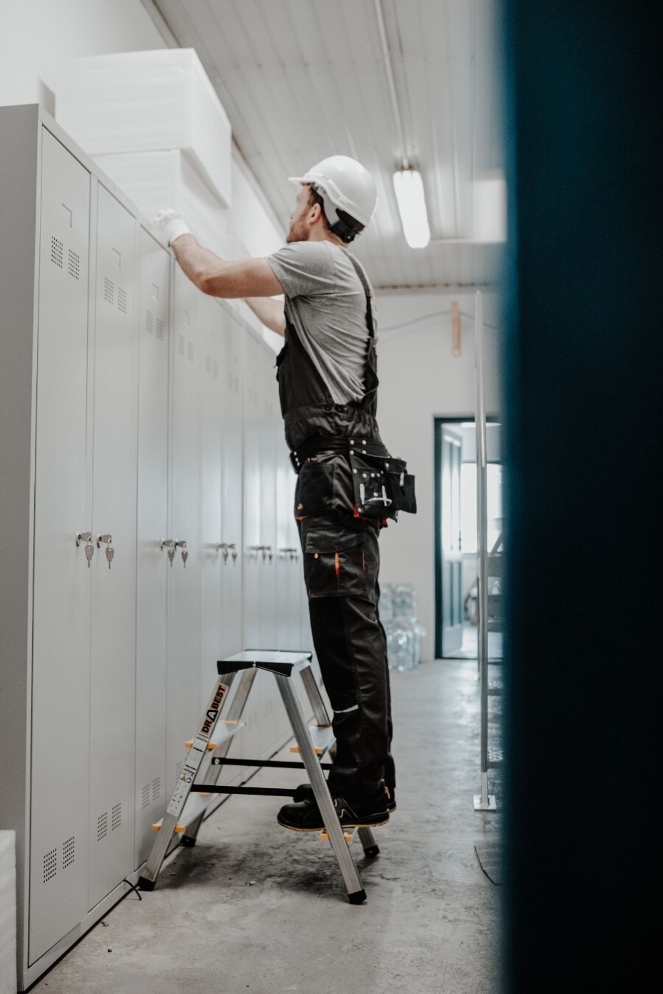 Drabest | Aluminium-Trittleiter 3 Stufen - Klappbar - Antirutsch - 150 kg Tragkraft - Vielseitig einsetzbar
