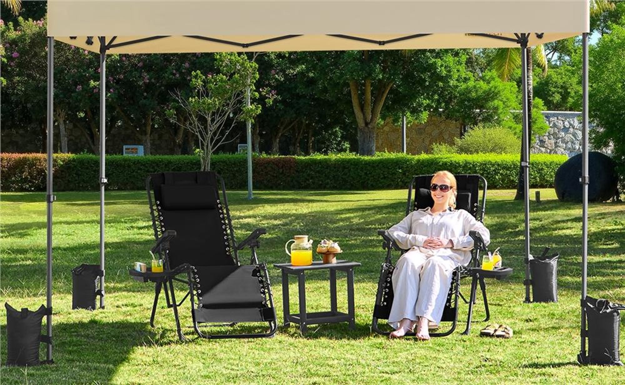 Yaheetech Klappbarer Liegestuhl mit Nackenkissen & Getränkehalter, Sonnenliege Gartenliege mit verstellbarer Rückenlehne, Schwarz