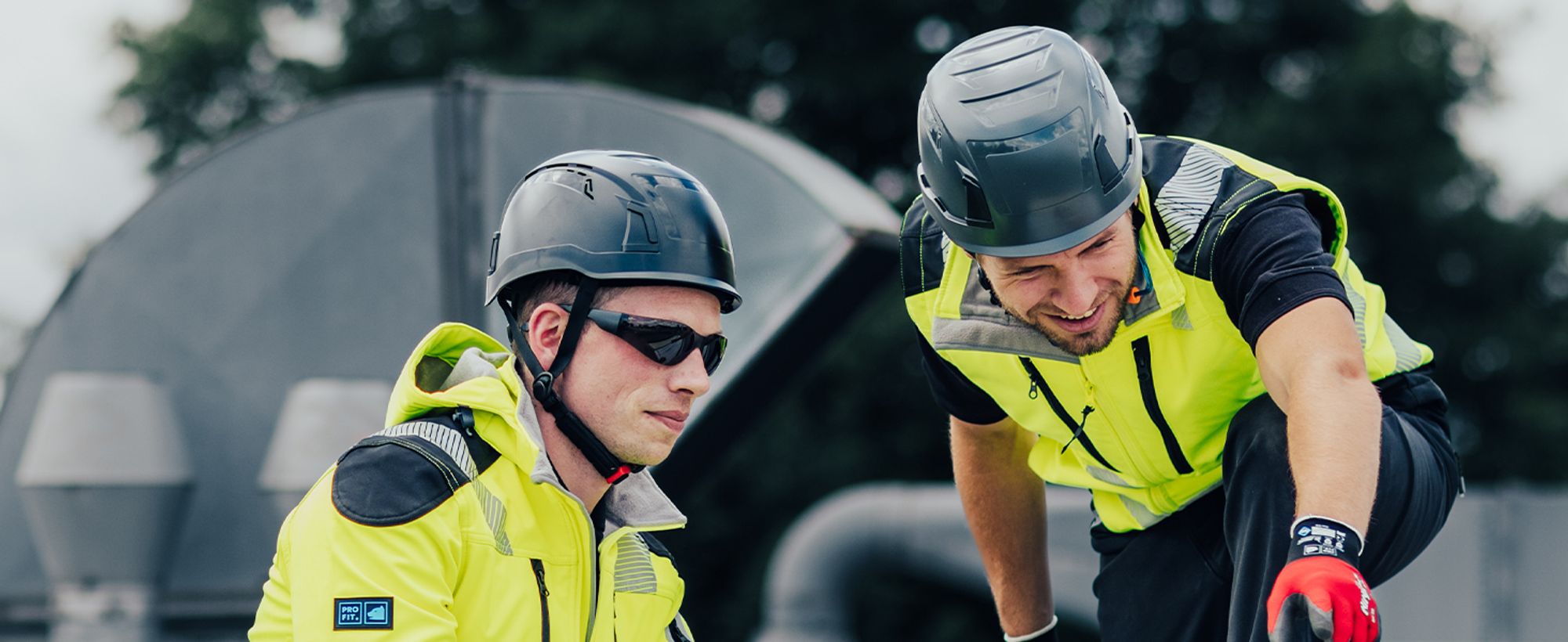 Das Bild zeigt 2 Männer mit dem Helm.