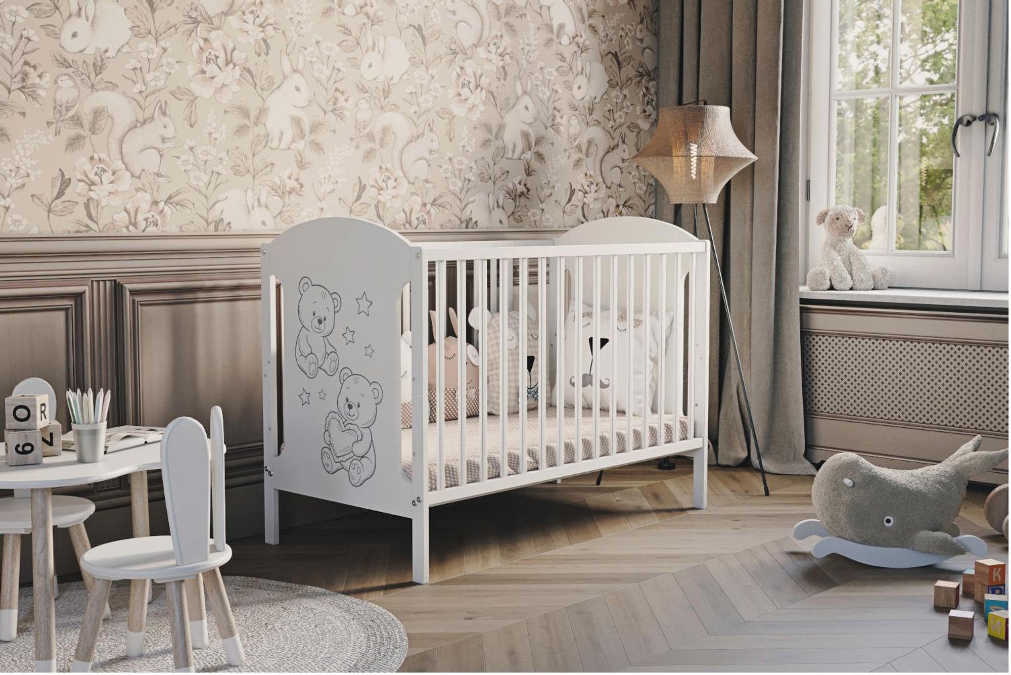 Łóżeczko dziecięce Hugo 60x120 cm z barierką i materacem piankowym – białe, drewniane, z misiami