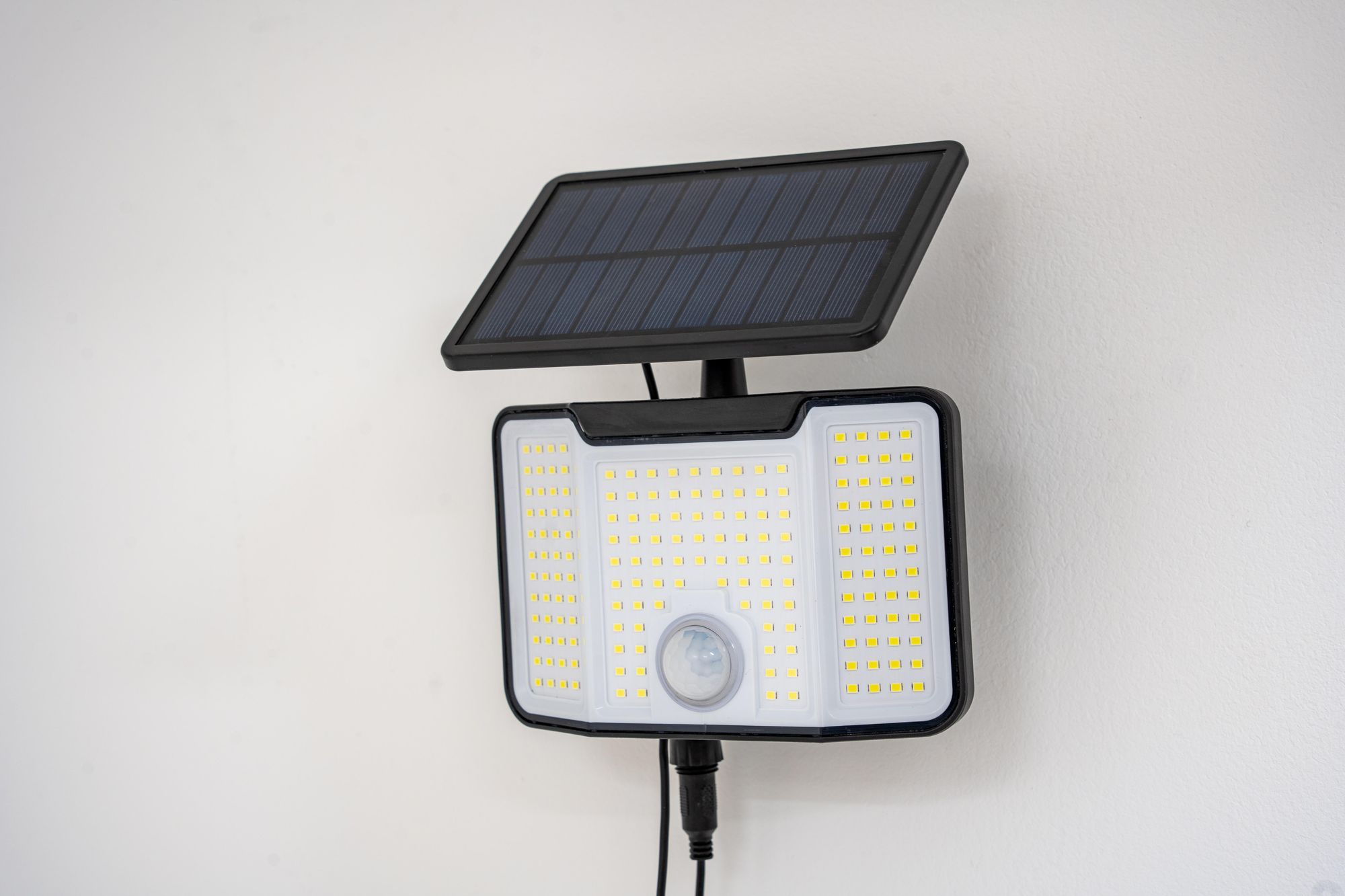 LUMILED Solarlampe für Außen LED Strahler mit Bewegungsmelder 3 Modi Solar IP44 spritzwasserdicht Solarleuchte Sicherheitswandleuchte 5m Kabel