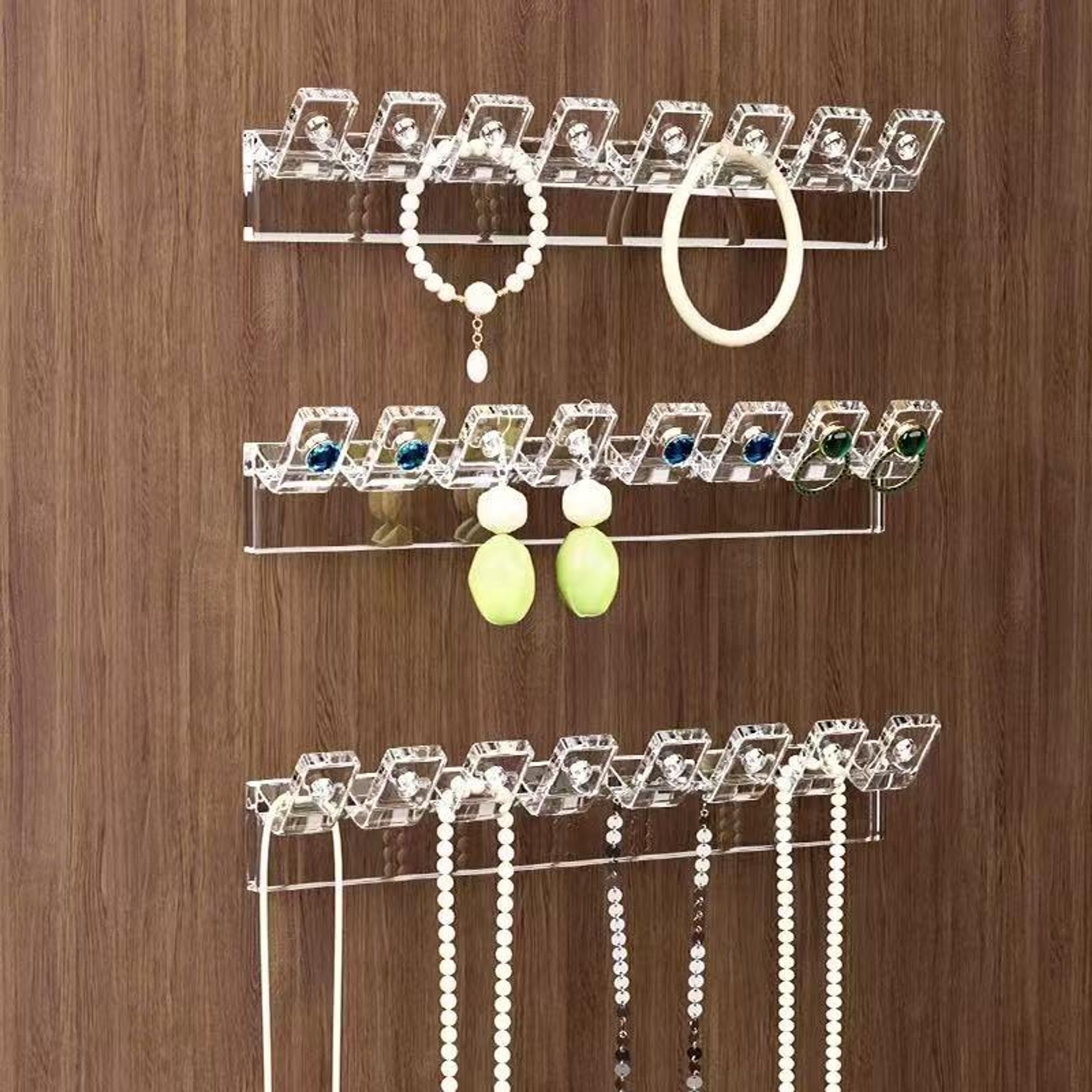 Nahaufnahme der Haken mit Armband, Ohrringen und Ketten