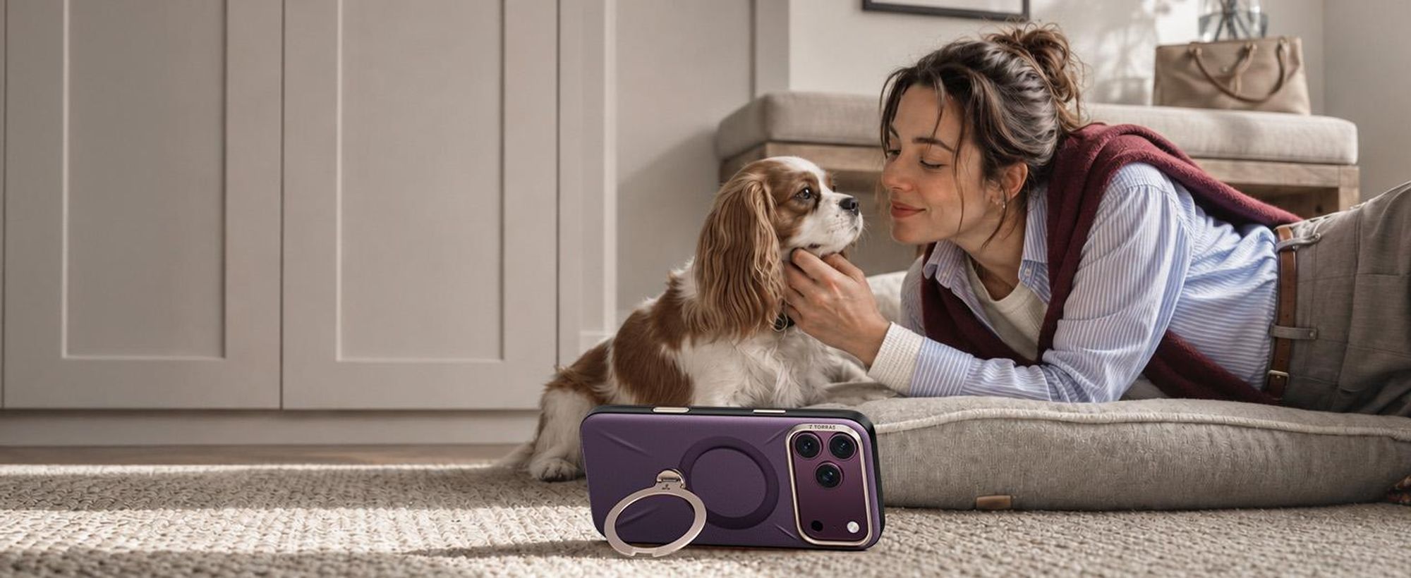 TORRAS Ostand Q3 VegSkin Hülle für iPhone 18 Pro Handyhülle Nachhaltig Silikonleder 360° Unsichtbarer Magnetständer Burgunderrot