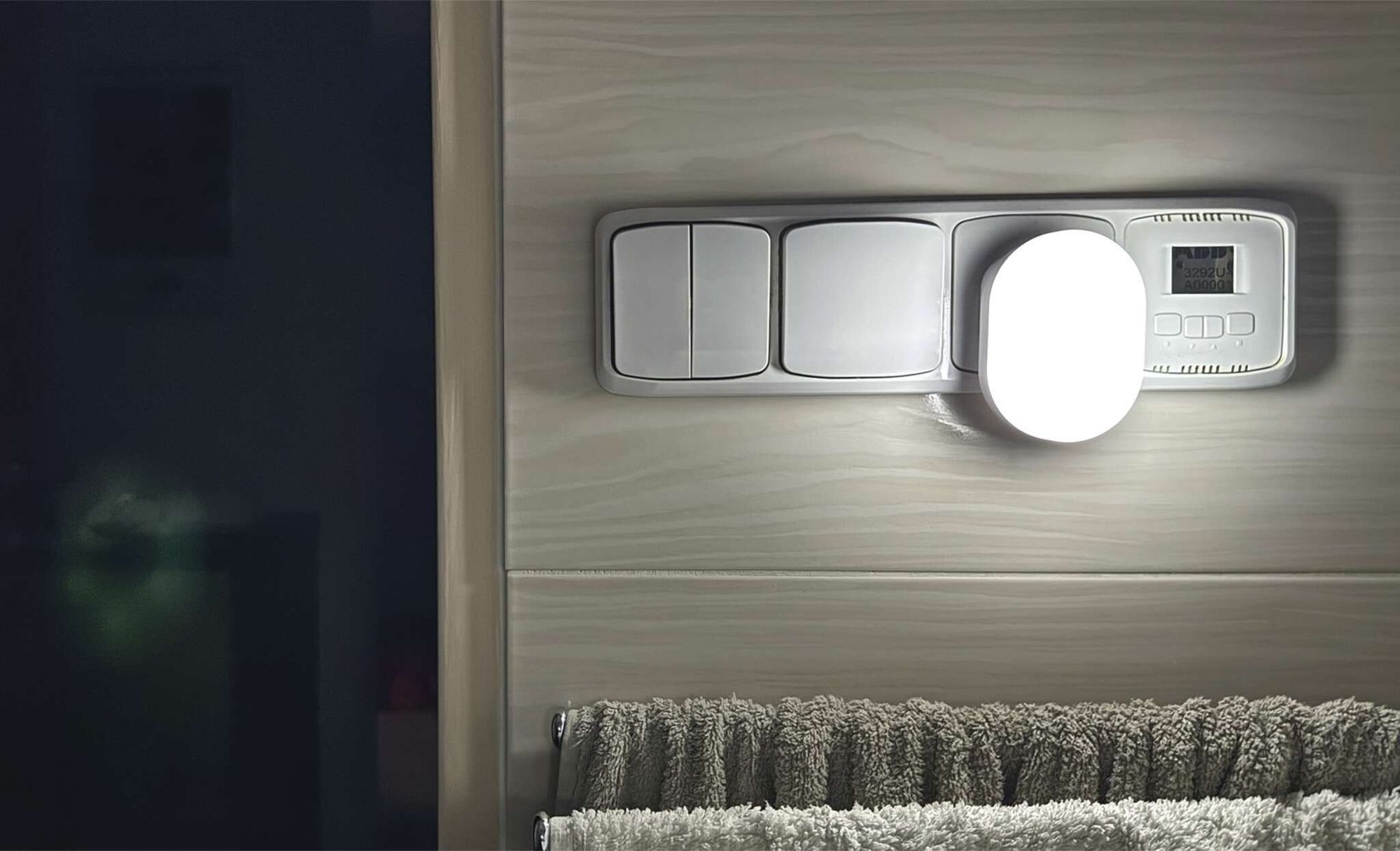 EMOS GoSmart 2in1 Infrarot-Bewegungsmelder und Nachtlicht mit App, WiFi-Bewegungssensor und farbiges Licht, Erkennungsbereich 5m/120°, 230V