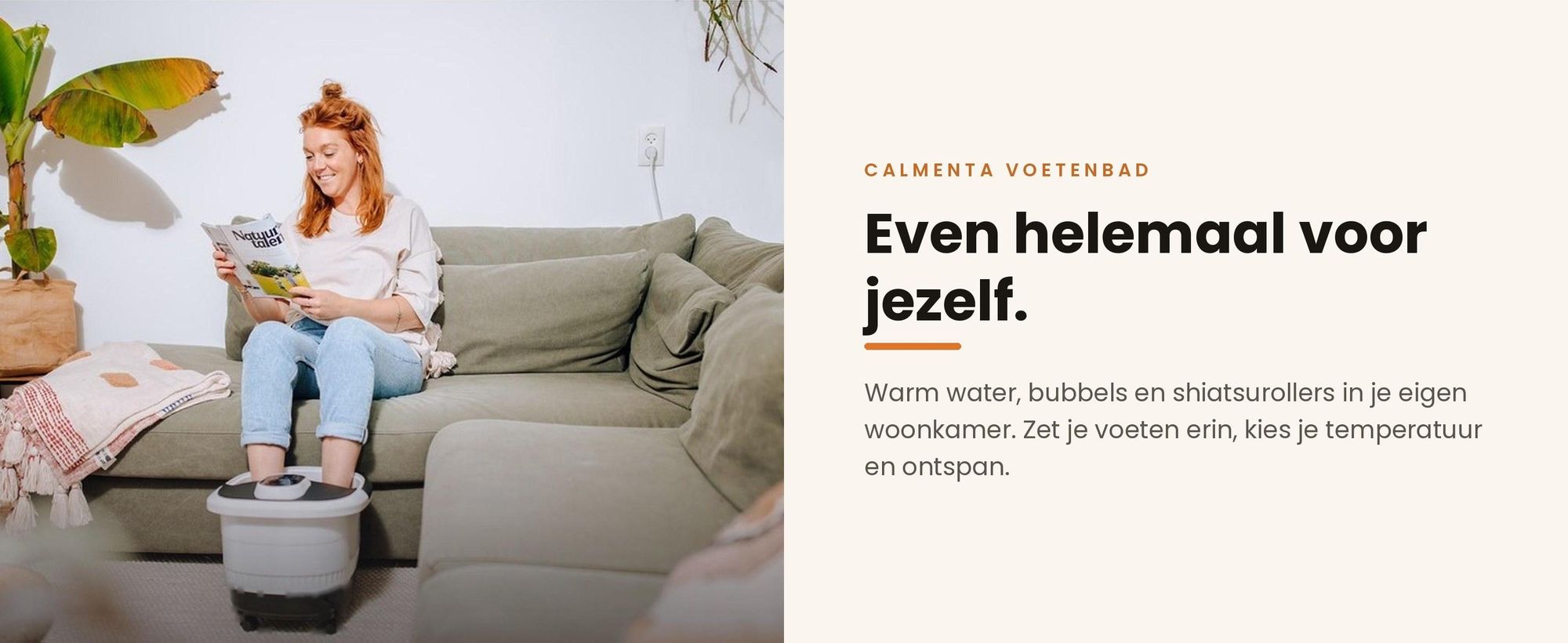 Vrouw ontspant op de bank met haar voeten in het Calmenta XXL voetenbad