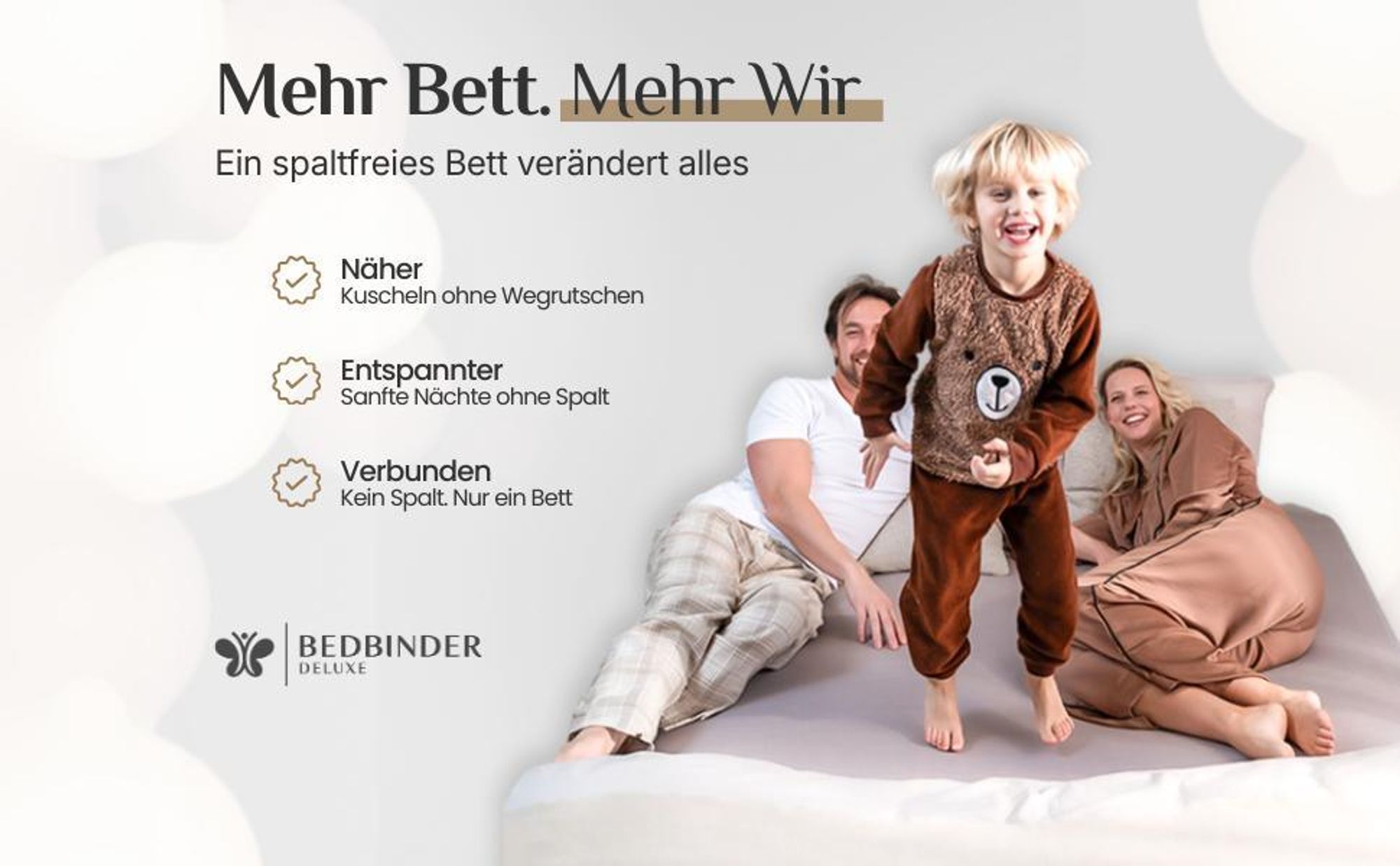 Familie auf Doppelbett ohne Spalt dank Liebesbrücke, Matratzenhalter für festen Halt