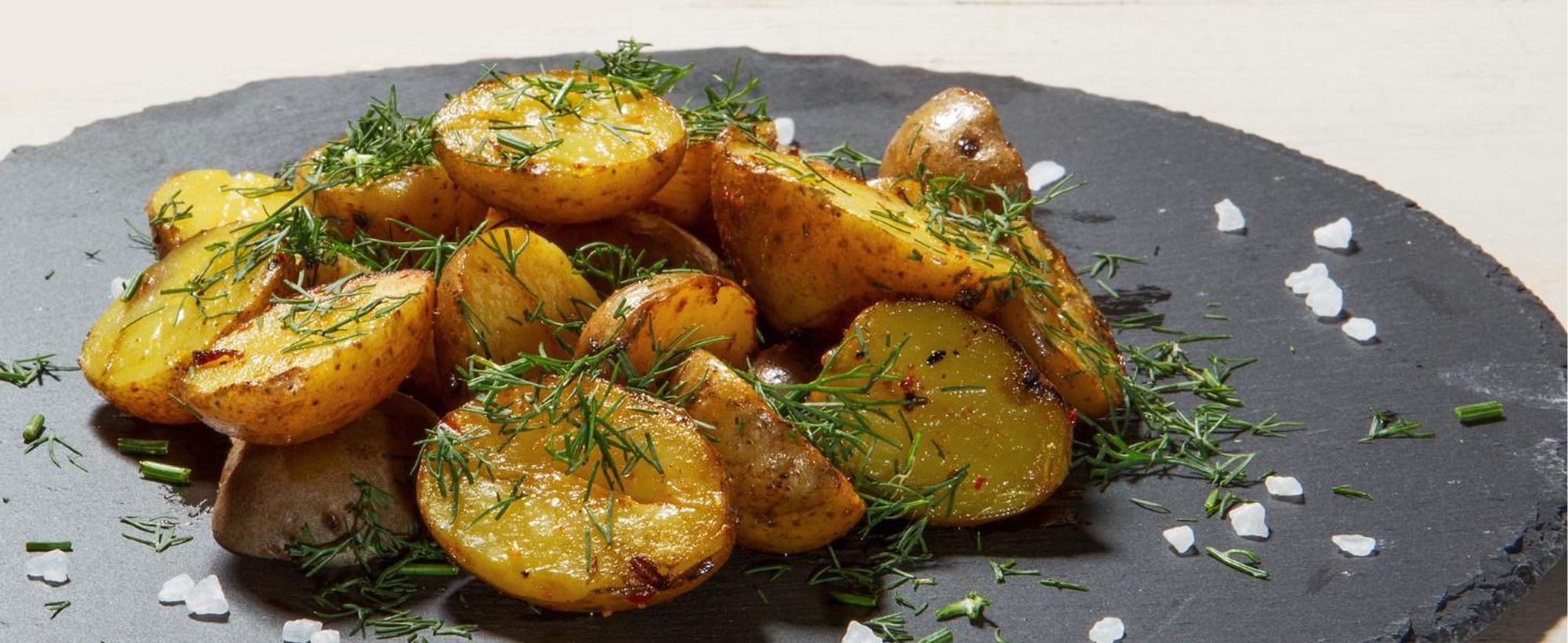 Rosmarinöl zum würzen: Appetitliche Bratkartoffeln auf Schieferplatte