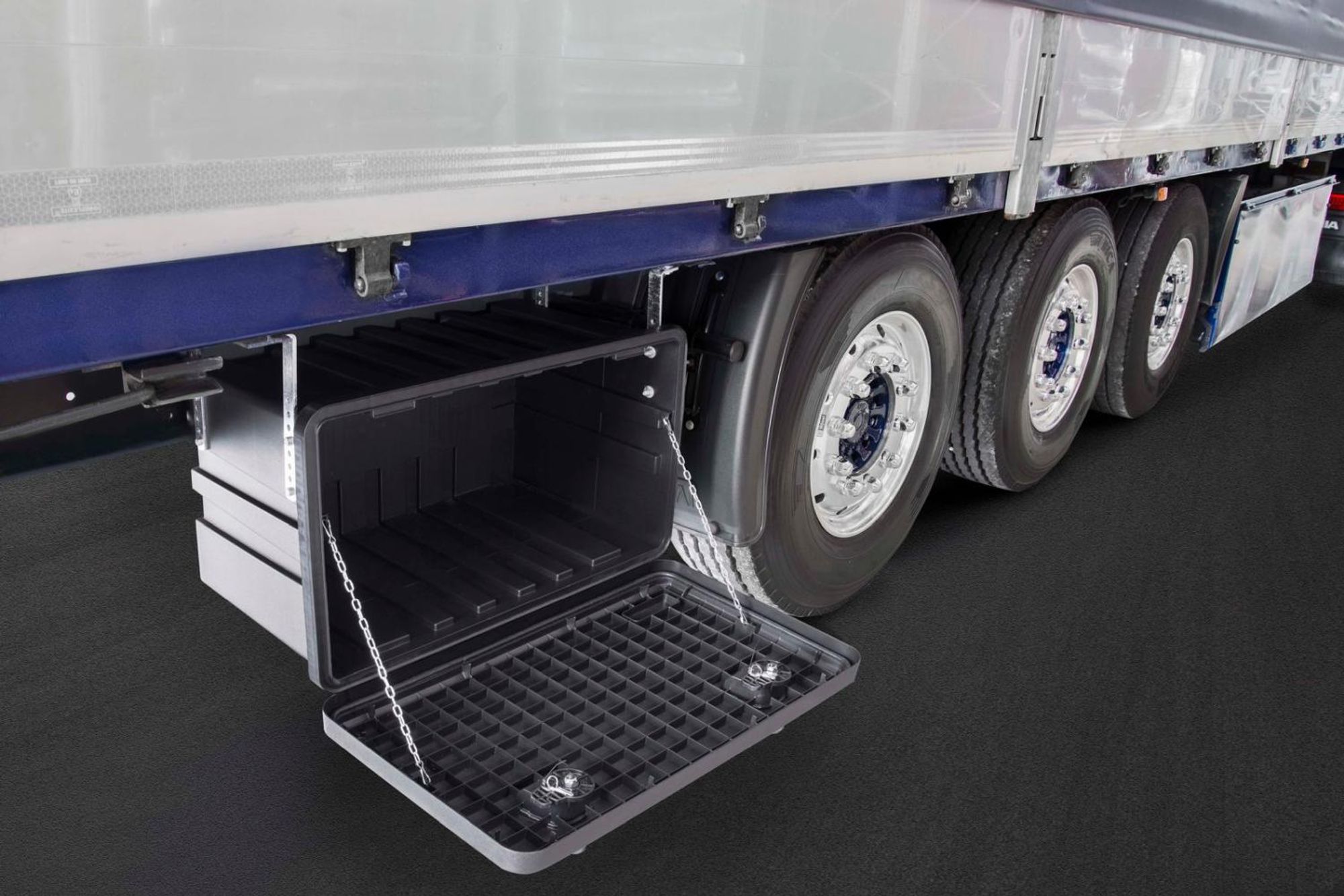 Sada nářadí DAKEN JUST 81109, 900 × 367 × 300 mm, úložný box o objemu 58 l pro nákladní automobily, přívěsy a návěsy, odolný proti nárazům, vodotěsný