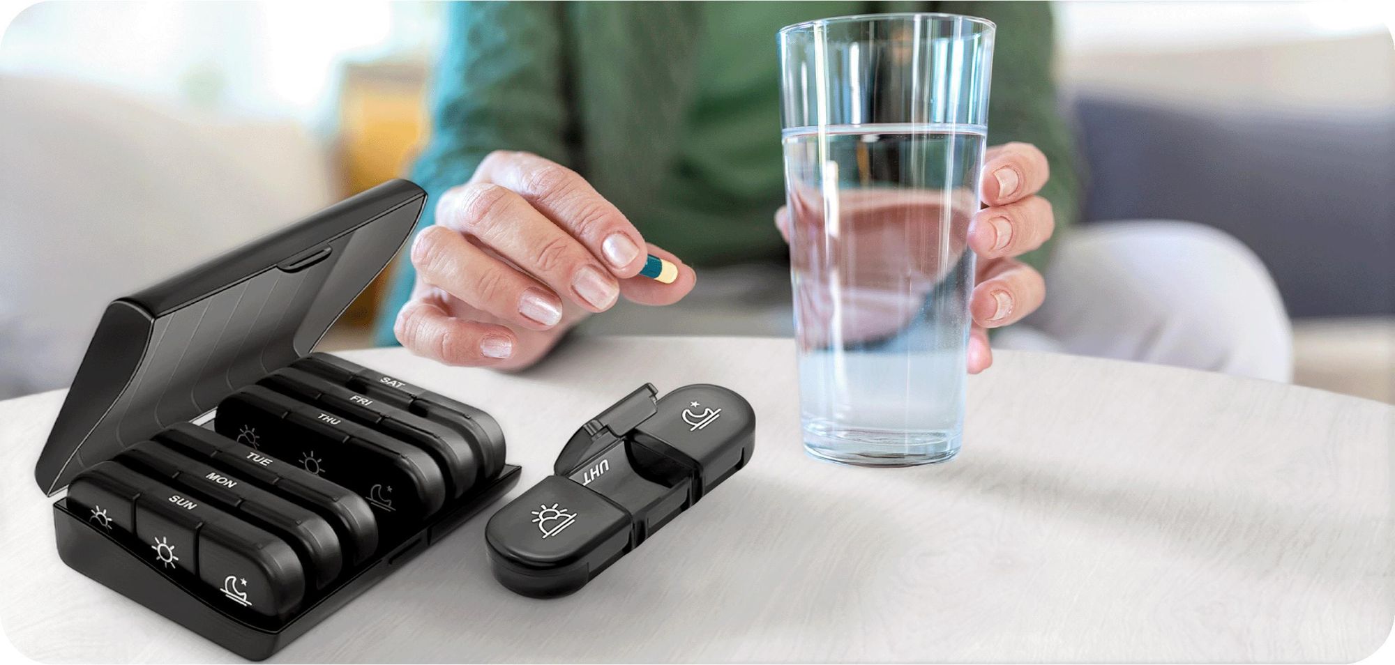 KRUMAD Tablettenbox 7 Tage, Medikamentenbox mit Tagesfächern morgens mittags abends, kompakte Pillendose für Medikamente & Supplements