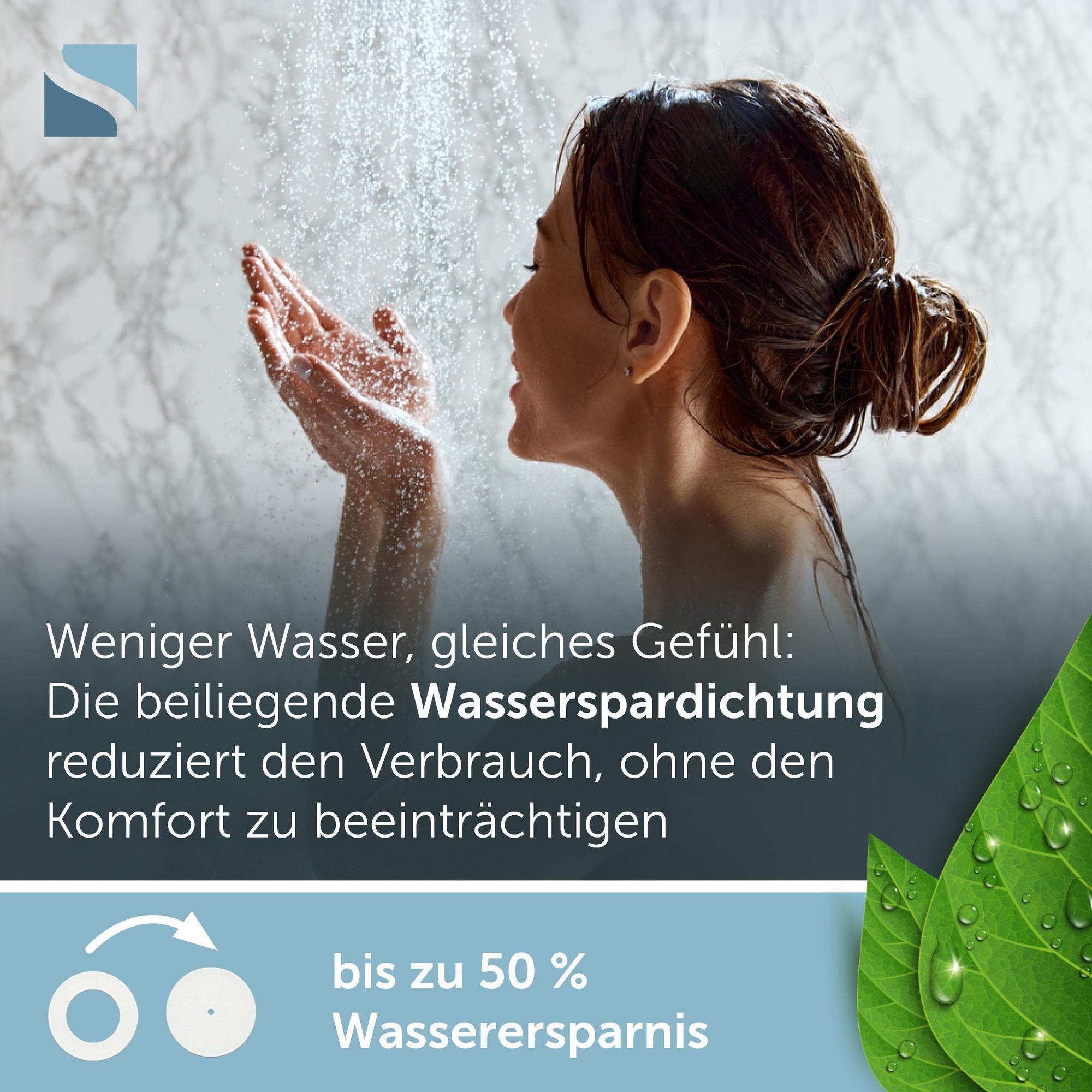 Das Bild zeigt, ein duschende Frau, die sich freut, dass sie Wasser spart.