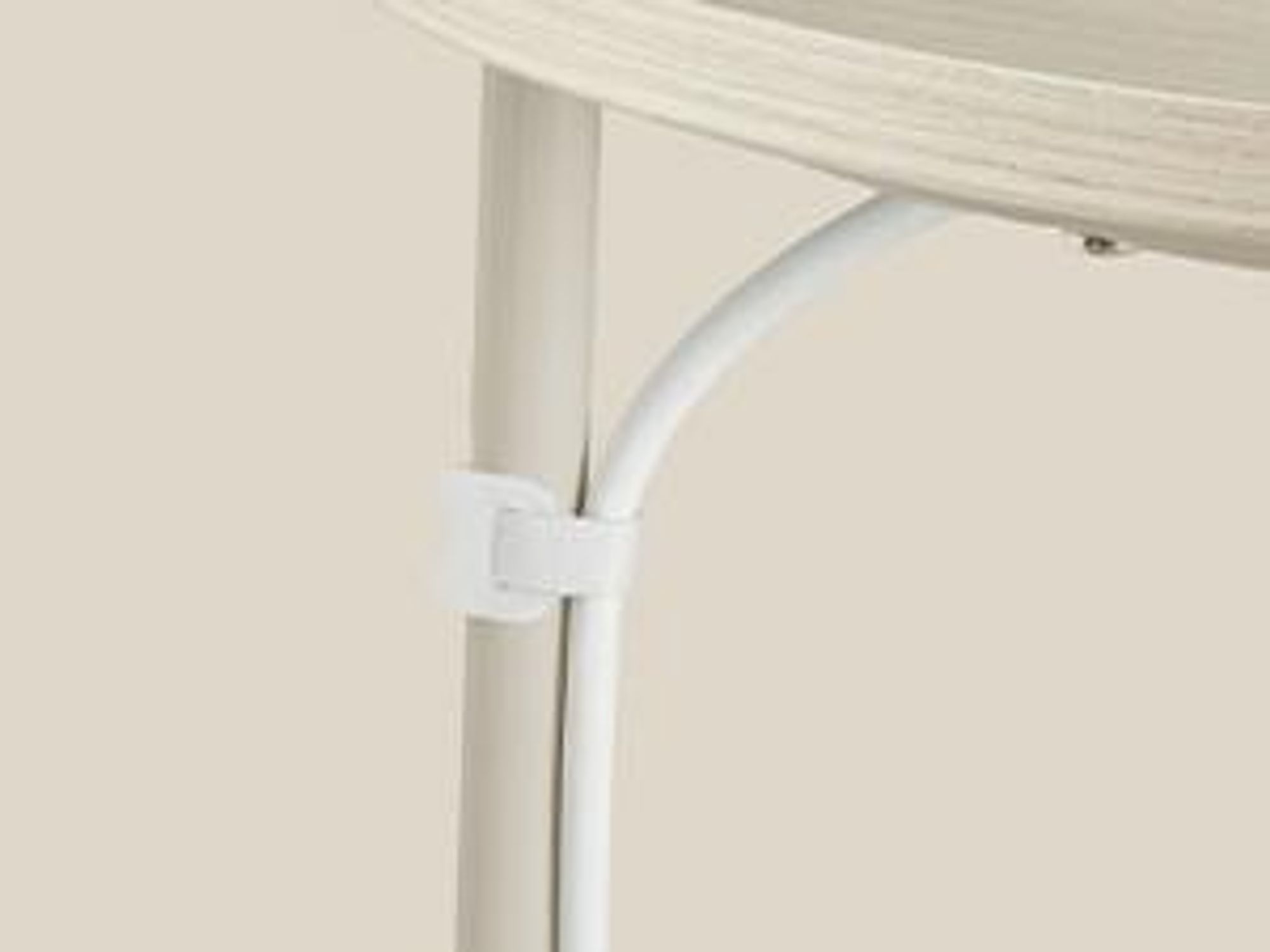 Runder Beistelltisch, kleiner Couchtisch, mit Korb aus Stoff, modern, beige-weiß