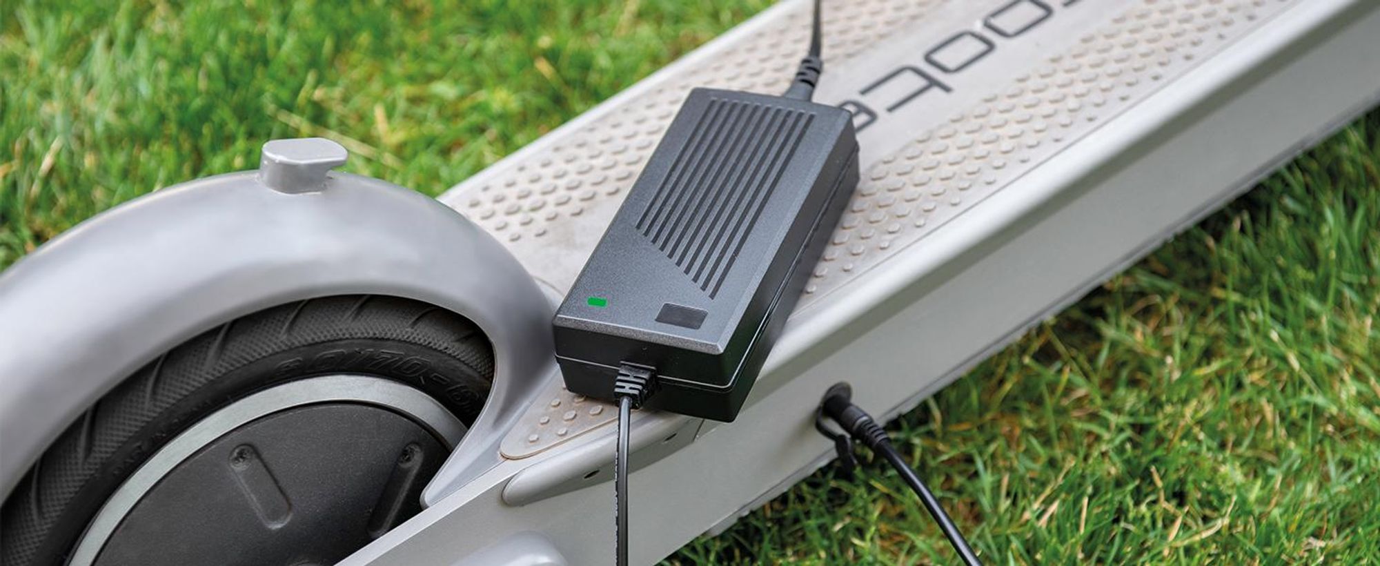 Akyga Ladegerät zum Aufladen eines Elektrorollers im Außenbereich